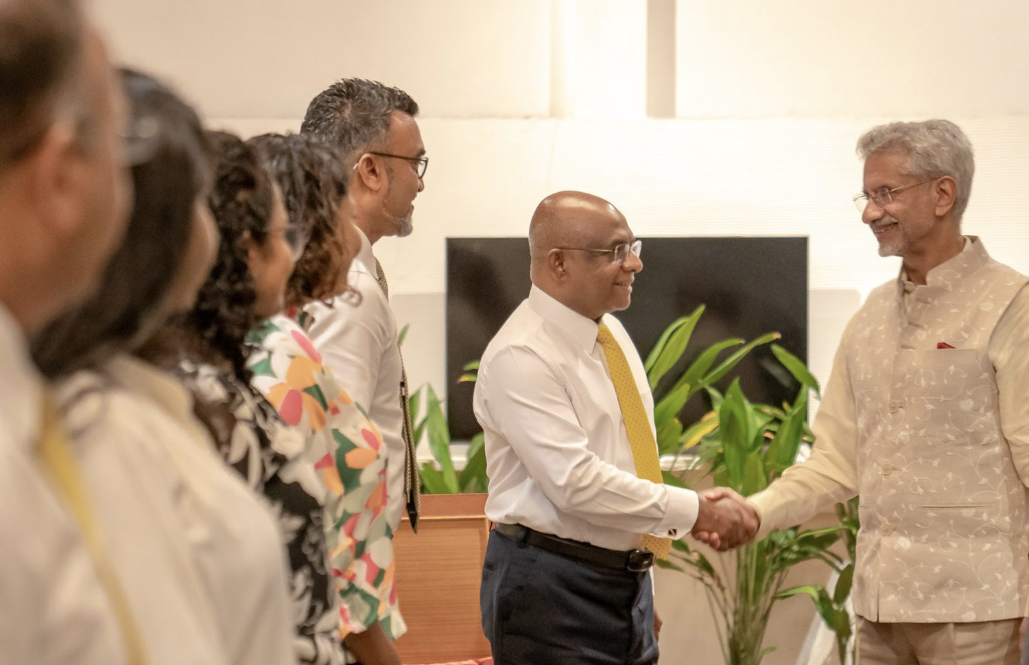 އިންޑިއާގެ އެކްސްޓާނަލް އެފެއާޒް މިނިސްޓަރު ޖަައިޝަންކަރު އިދިކޮޅު އެމްޑީޕީ ރައީސް އަދި ކުރީގެ ފޮރިން މިނިސްޓަރު އަބްދުﷲ ޝާހިދާ ސަލާން ކުރައްވަނީ: ޖައިޝަންކަރު ވަނީ ރާއްޖޭގެ އެންމެ ބޮޑު އިދިކޮޅު ޕާޓީ އެމްޑީޕީގެ އިސްވެރިންނާ ވެސް ބައްދަލުކުރައްވާފައި.--- ފޮޓޯ: އެމްޑީޕީ