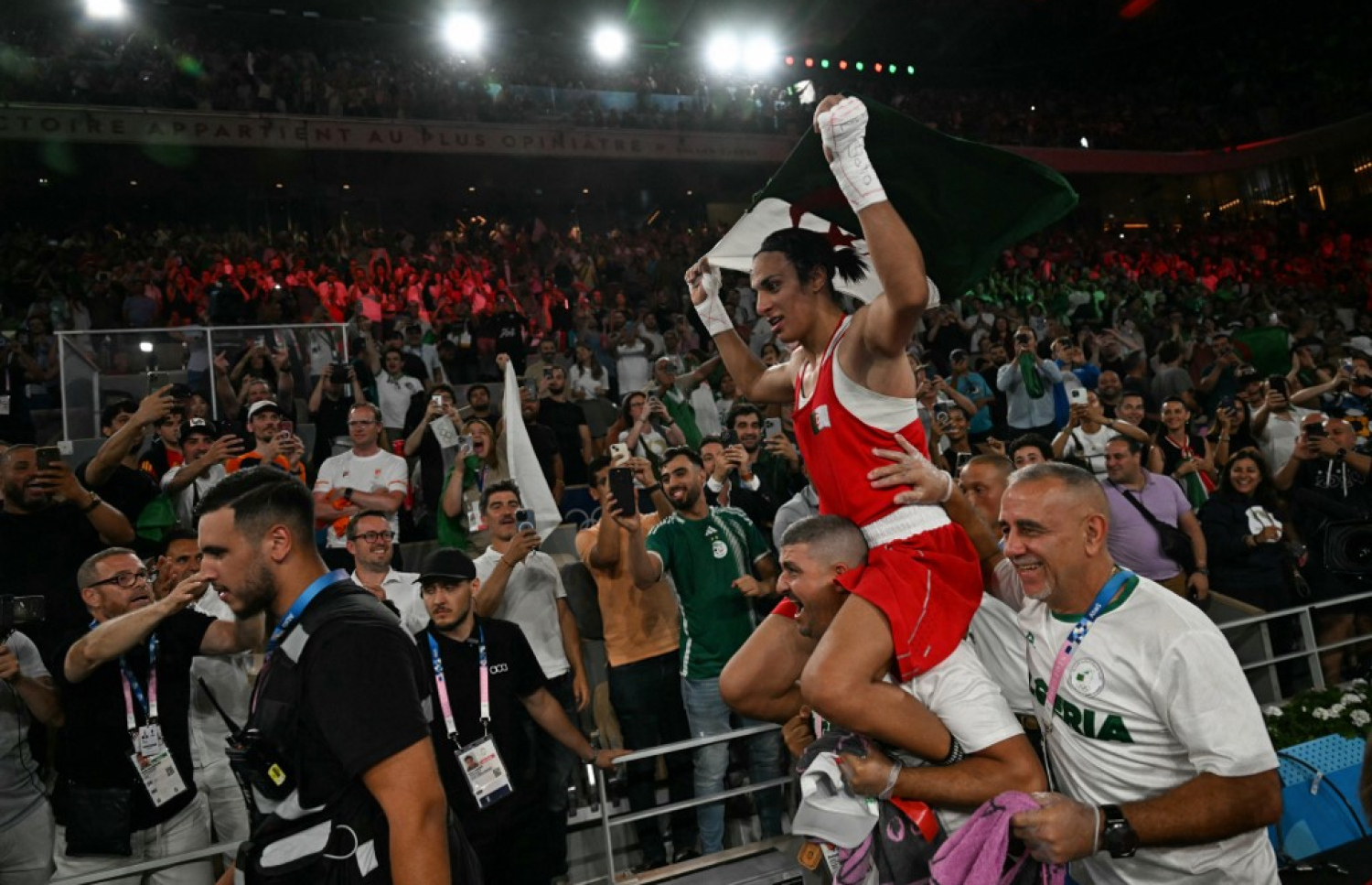 ފައިނަލް މެޗު ކާމިޔާބު ކުރުމަށް ފަހު އީމާން އުފާފާޅު ކުރަނީ. -- ފޮޓޯ: އޭއެފްޕީ