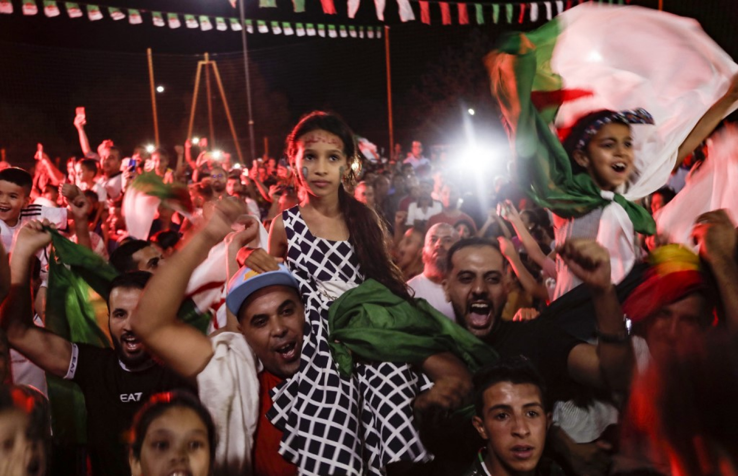 ރަން މެޑަލް އާއެކު އަލްޖީރިއާގެ މަގުތަކުގައި އުފާފާޅުކުރަނީ.-- ފޮޓޯ: އޭއެފްޕީ