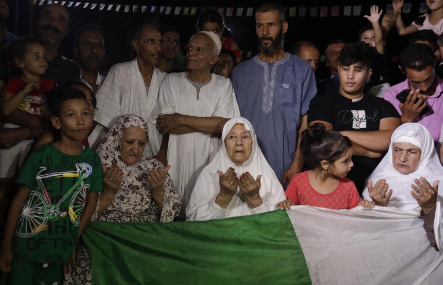 ރަން މެޑަލް އާއެކު އަލްޖީރިއާގެ މަގުތަކުގައި އުފާފާޅުކުރަނީ.-- ފޮޓޯ: އޭއެފްޕީ