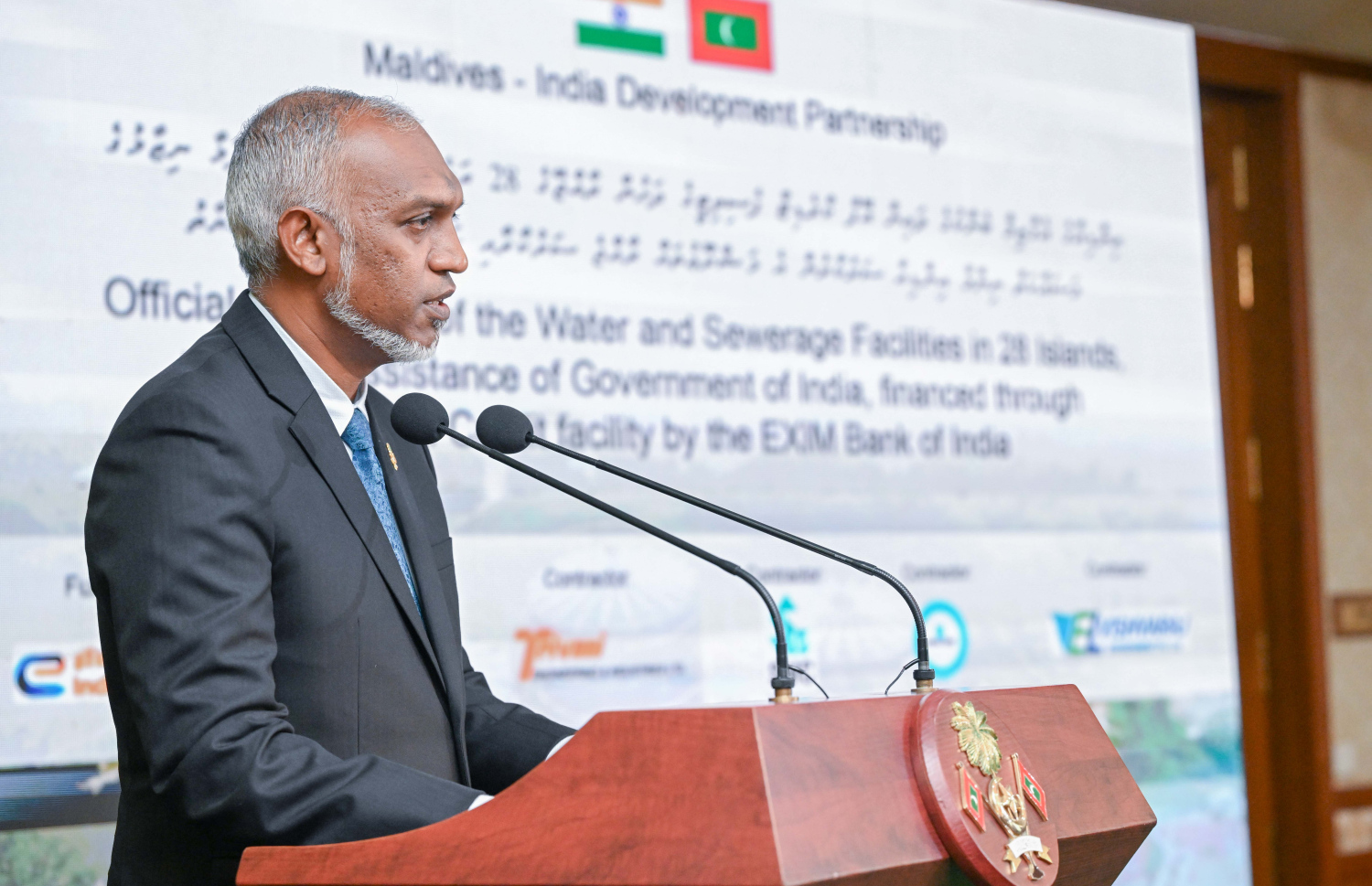 ރާއްޖޭގެ 28 ރަށެއްގައި ފެނާއި ނަރުދަމާ ގާއިމްކުރުމަށް އިންޑިއާގެ އެހީގައި ހިންގި މަޝްރޫއުތައް ނިމުނު ކަމުގެ ލިއުން ދިވެހި ސަރުކާރާ ހަވާލުކުރުމަށް ބޭއްވި ރަސްމިއްޔާތުގައި ރައީސް މުއިއްޒު ވާހަކަފުޅު ދައްކަވަނީ -- ފޮޓޯ: ރައީސް އޮފީސް