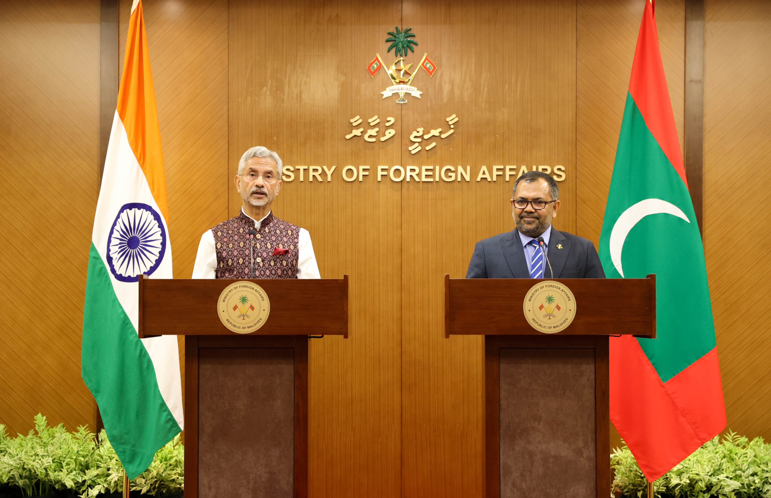 އިންޑިއާގެ އެކްސްޓާނަލް އެފެއާޒް މިނިސްޓަރު ޖަައިޝަންކަރާއި ރާއްޖޭގެ ފޮރިން މިނިސްޓަރު ޒަމީރު، ފޮރިން މިނިސްޓްރީގައި ސްޓޭޓްމަންޓެއް ދެއްވަނީ.--- ފޮޓޯ: ފޮރިން މިނިސްޓްރީ