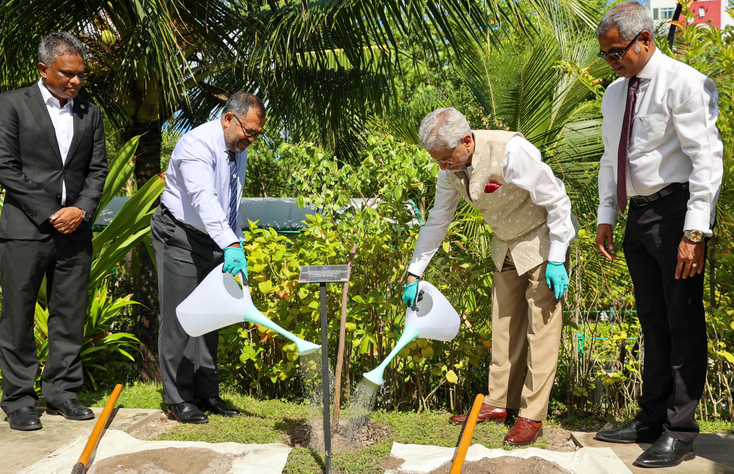 އިންޑިއާގެ އެކްސްޓާނަލް އެެފެއާޒް މިނިސްޓަރު ޖައިޝަންކަރާއި ރާއްޖޭގެ ފޮރިން މިނިސްޓަރު ޒަމީރު ލޮނުޒިޔާރަތް ޕާކުގައި ގަސް އިންދަވަނީ.---ފޮޓޯ: ރައީސް އޮފީސް