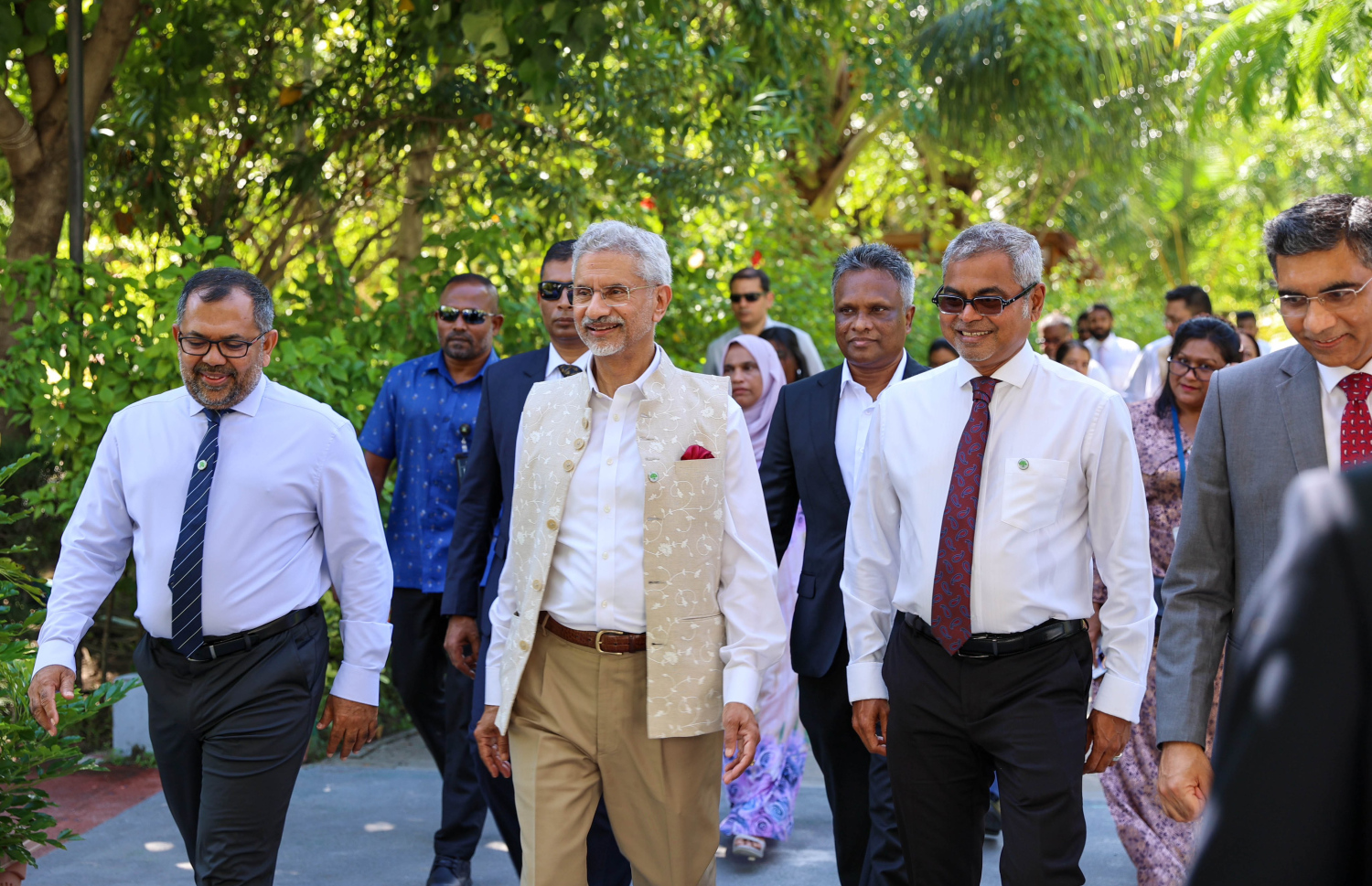 އިންޑިއާގެ އެކްސްޓާނަލް އެެފެއާޒް މިނިސްޓަރު ޖައިޝަންކަރު ލޮނުޒިޔާރަތް ޕާކުގައި ގަސް އިންދެވުމަށް ރާއްޖޭގެ ފޮރިން މިނިސްޓަރު ޒަމީރާއި އެންވަޔަރުމެންޓް މިނިސްޓަރު ތޯރިގާ އެކު ވަޑައިގަންނަވަނީ.---ފޮޓޯ: ރައީސް އޮފީސް