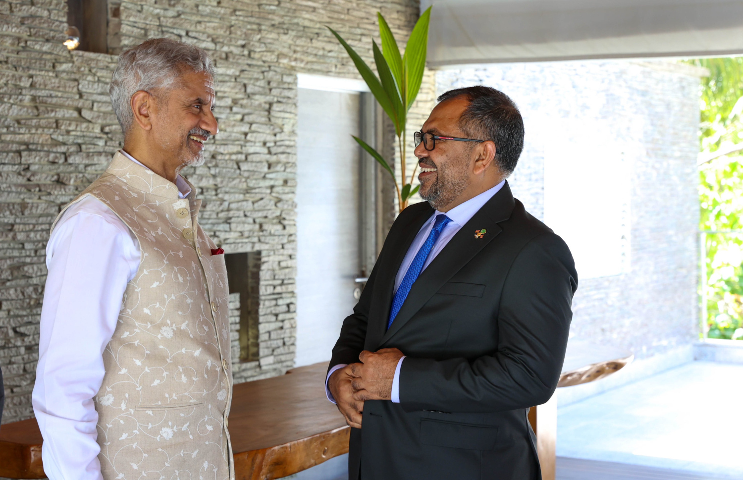 އިންޑިއާގެ އެކްސްޓާނަލް އެފެއާޒް މިނިސްޓަރު ޖަައިޝަންކަރުގެ ޝަރަފުގައި ކުރުނބާ މޯލްޑިވްސްގައި ބޭއްވި މެންދުރުގެ ފަރިއްކޮޅުގެ ތެރެއިން ރާއްޖޭގެ ފޮރިން މިނިސްޓަރު ޒަމީރާ ދެ ބޭފުޅުން މަޝްވަރާ ކުރައްވަނީ.--- ފޮޓޯ: ފޮރިން މިނިސްޓްރީ