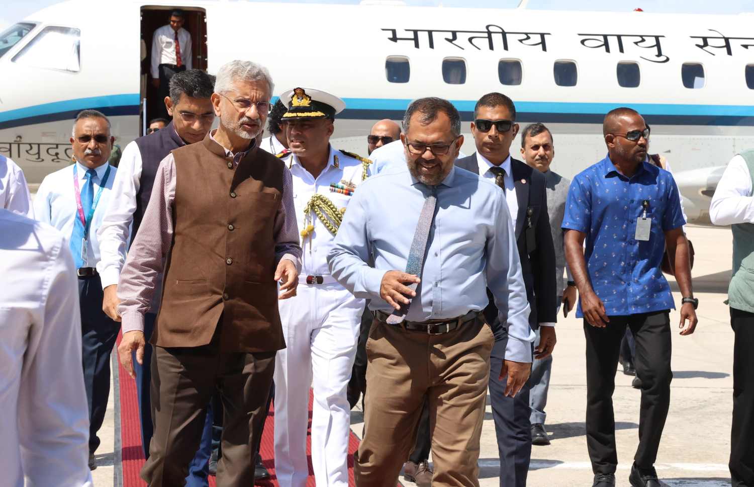 އިންޑިއާގެ އެކްސްޓާނަލް އެފެއާޒް މިނިސްޓަރު އެސް ޖައިޝަންކަރު އައްޑޫއަށް ވަޑައިގަތުމުން އެމަނިކުފާނަށް މަރުހަބާ ދެންނެވީ ފޮރިން މިނިސްޓަރު މޫސާ ޒަމީރު.