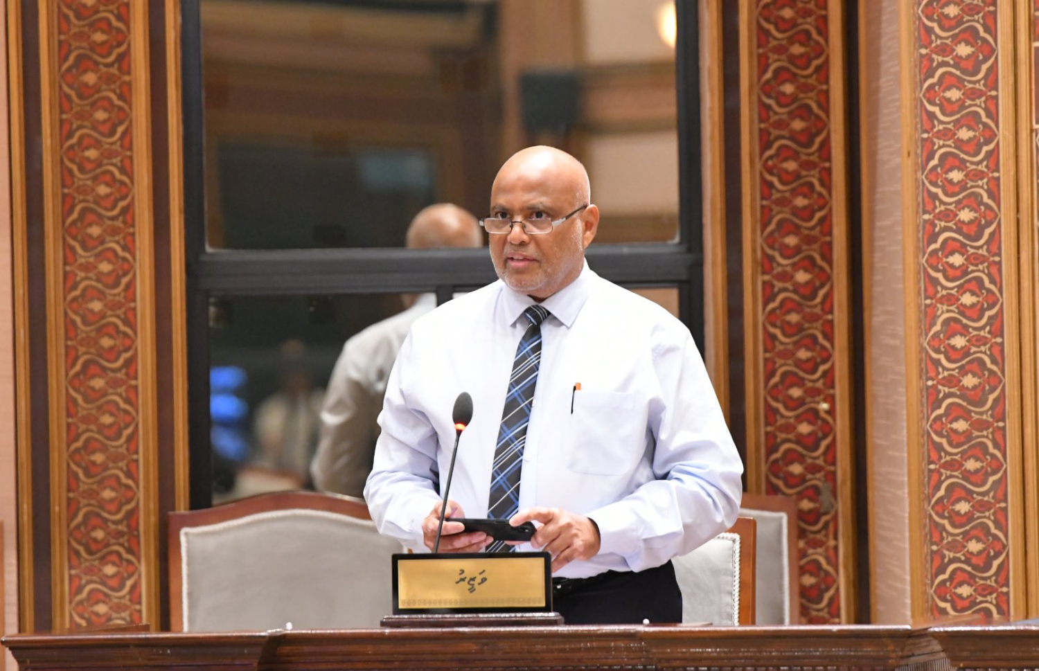 ހަޔާ އެޑިޔުކޭޝަން މިނިސްޓަރު ޑރ. އަލީ ހައިދަރު މަޖިލީހުގެ ތަޅުމުގައި ވާހަކަ ދައްކަވަނީ-- ފޮޓޯ: މަޖިލިސް