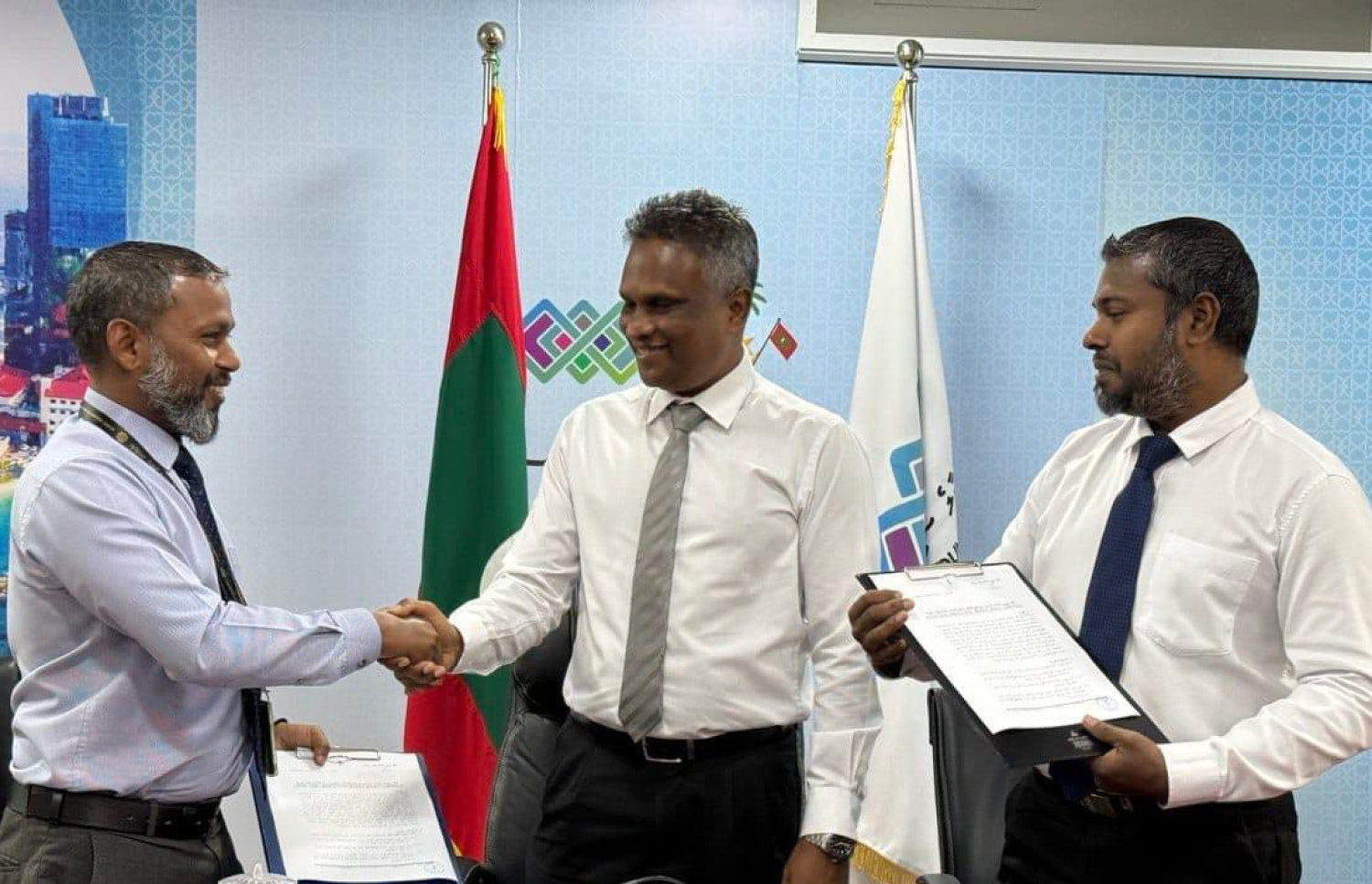 މާލޭ ސަރަހައްދުގައި ވެހިކަލްތަކާ ގުޅޭ އެސެސްމެންޓެއް ހަދަން މާލެ ސިޓީ ކައުންސިލުން އިސްލާމިކް ޔުނިވާސިޓީއާ ހަވާލުކުރުމަށް ބޭއްވި ރަސްމިއްޔާތުގައި މާލޭގެ މޭޔަރު އާދަމް އާޒިމް ބައިވެރިވަނީ.-- ފޮޓޯ: ކައުންސިލް