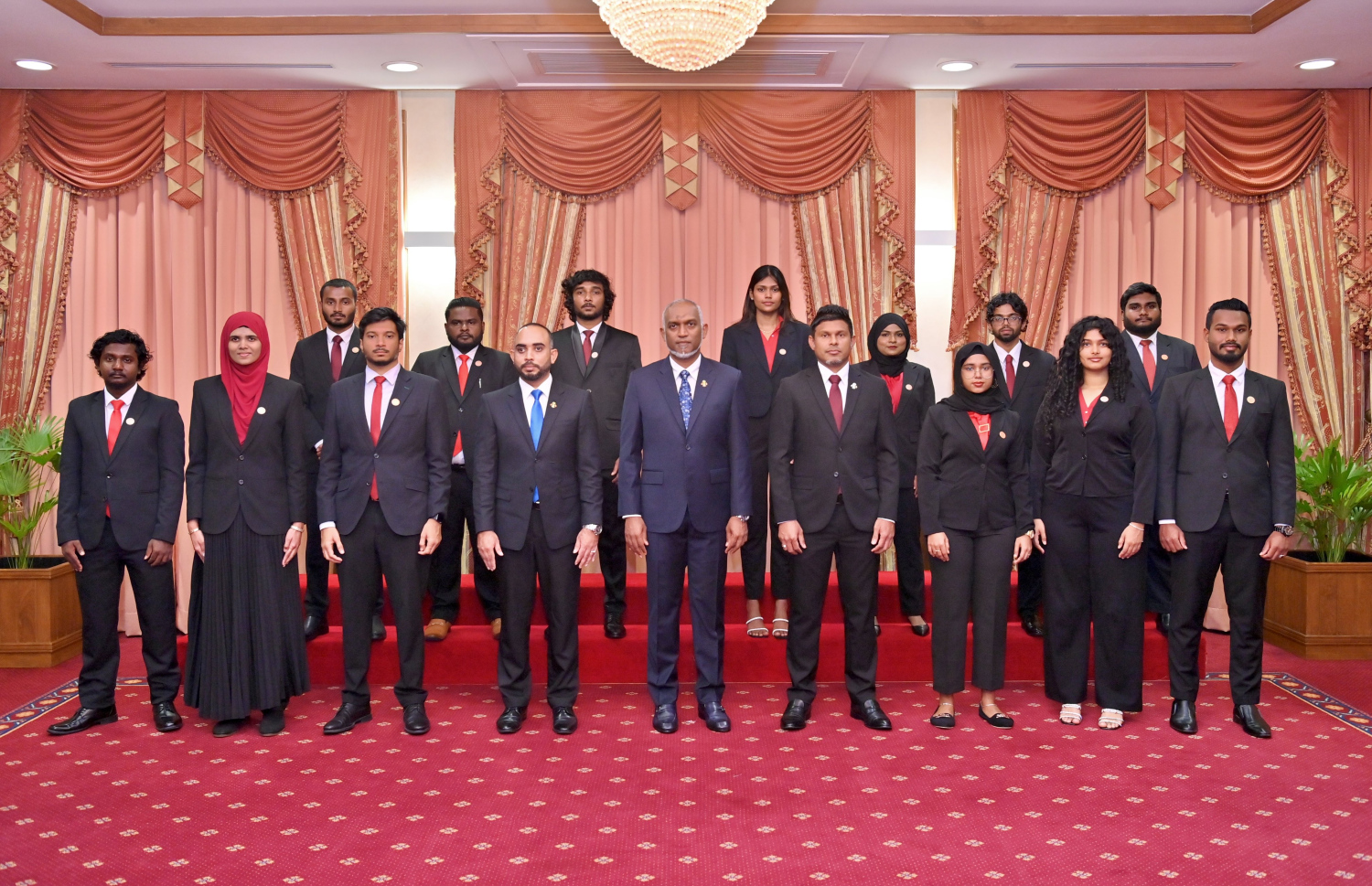 ރައީސް ޑރ. މުހައްމަދު މުއިއްޒުއަށް ލަފާދިނުމަށް މިއަދު އިފްތިތާހުކުރި ޒުވާނުންގެ ކޮމެޓީގެ މެމްބަރުން. -- ފޮޓޯ | ރައީސް އޮފީސް