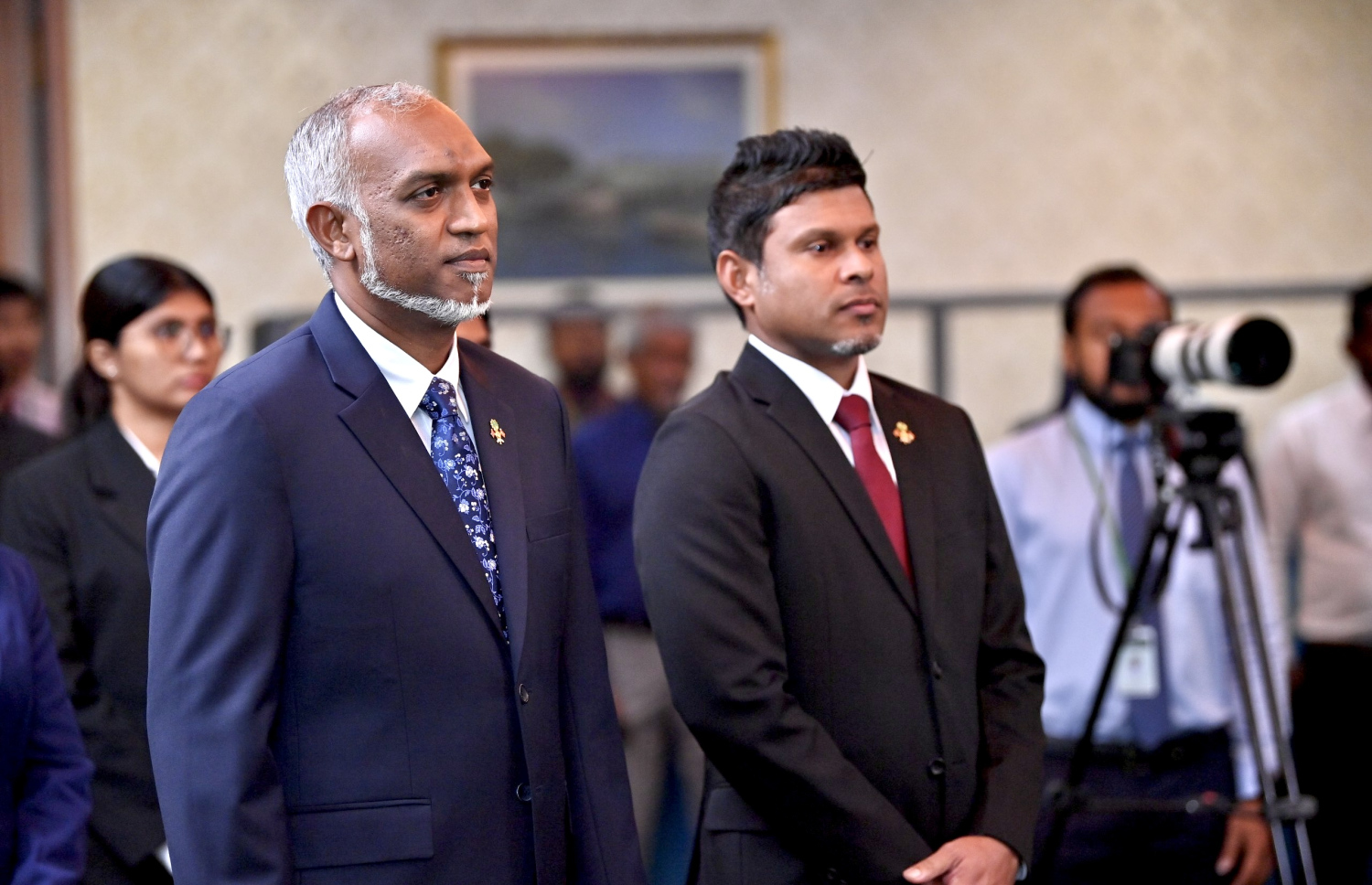 ރައީސް ޑރ. މުހައްމަދު މުއިއްޒުއަށް ލަފާދޭން އުފެއްދި ޒުވާނުންގެ ކޮމެޓީ އިފްތިތާހު ކުރުމުގެ ރަސްމިއްޔާތުގައި ރައީސް އާއި ނައިބު ރައީސް ހުސެން މުހައްމަދު ލަތީފް ބައިވެރިވެވަޑައިގަންނަވަނީ. -- ފޮޓޯ | ރައީސް އޮފީސް