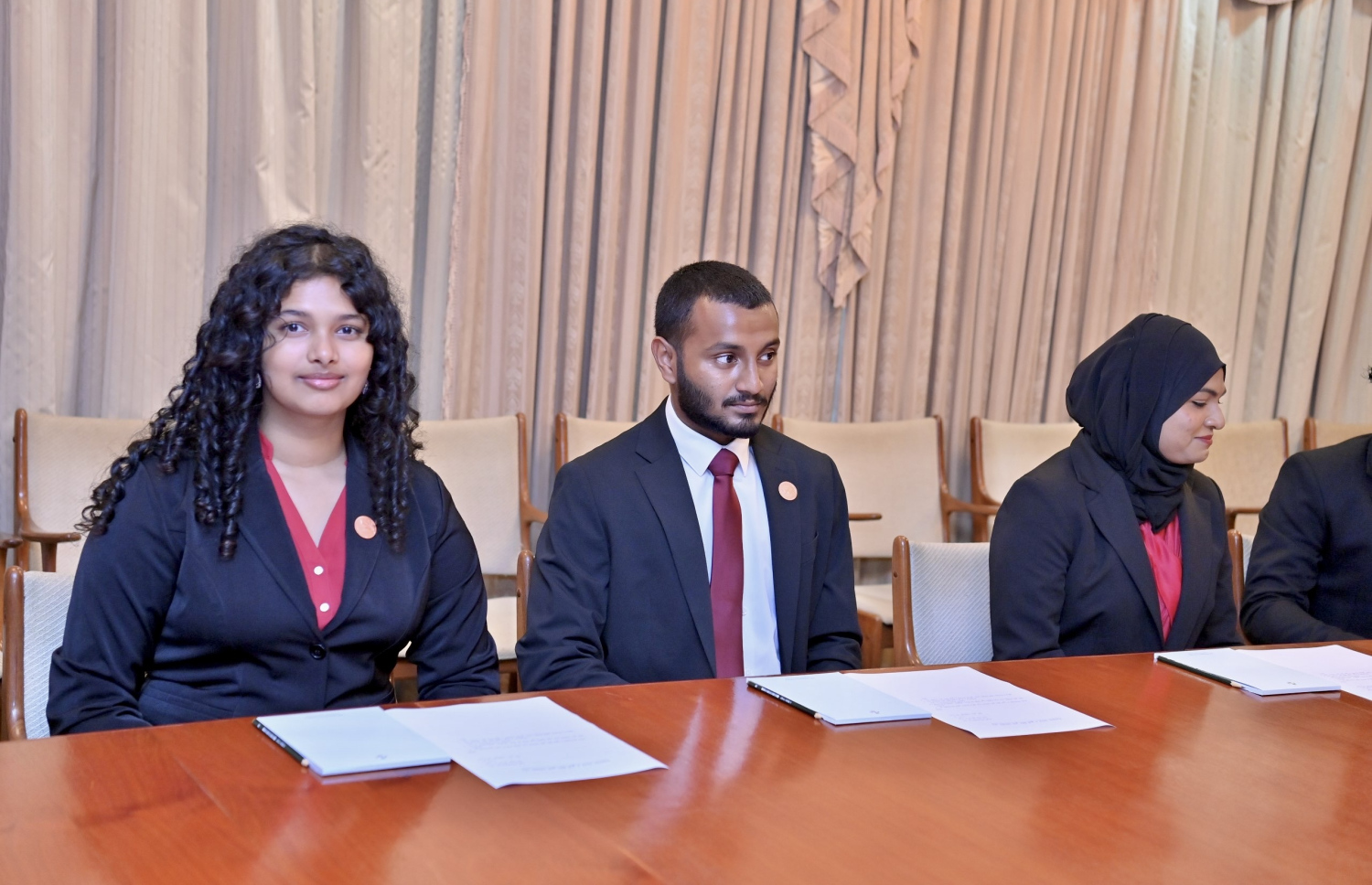 ދިވެހި ޒުވާނުންގެ ގައުމީ ލަފާދޭ ކޮމިޓީ އިފްތިތާހުކޮށް ކޮމެޓީގެ ފުރަތަމަ ބައްދަލުވުމުގައި ކޮމެޓީގެ ބައެއް މެމްބަރުން ބައިވެރިވަނީ.-- ފޮޓޯ: ރައީސް އޮފީސް