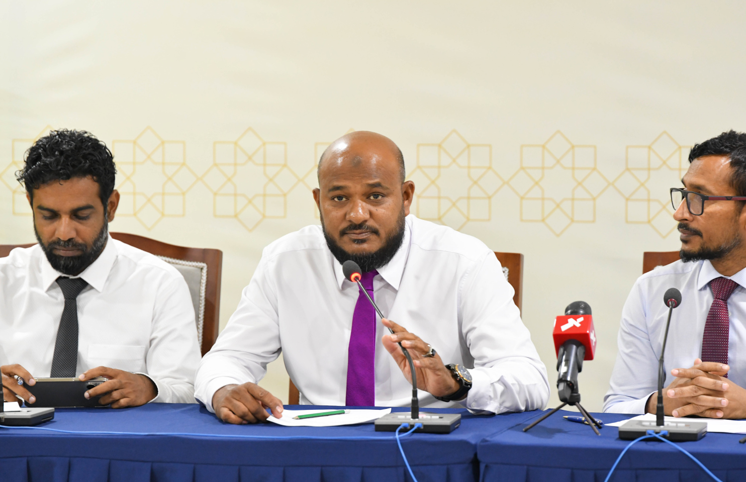 ޕީއެންސީގެ ޕީޖީ ލީޑަރުން ބޭއްވި ނޫސްވެރިންގެ ބައްދަލުވުމުގައި ބާރަށު ދާއިރާގެ މެމްބަރު އިބްރާހިމް ޝުޖާއު ވާހަކަ ދައްކަވަނީ.--