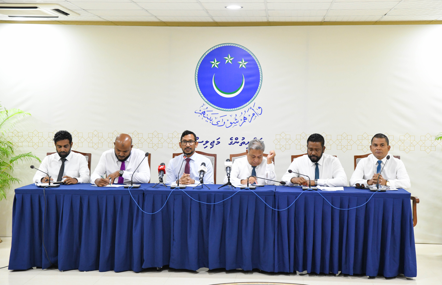 ޕީއެންސީގެ ޕީޖީ ލީޑަރުން ބޭއްވި ނޫސްވެރިންގެ ބައްދަލުވުން.