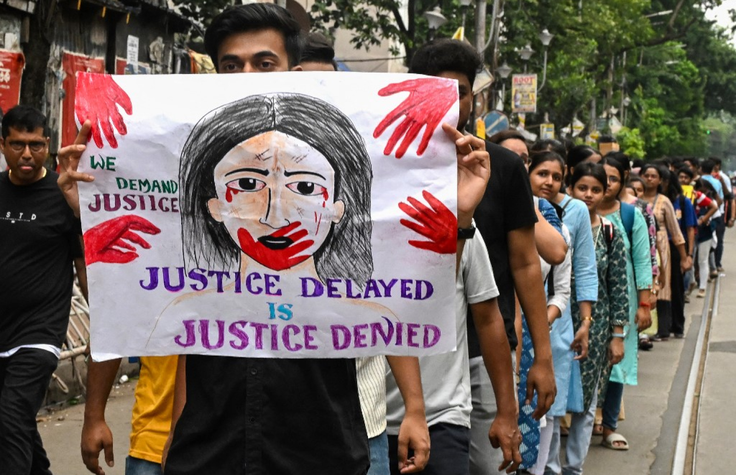 ޑޮކްޓަރުގެ މަރާ ގުޅިގެން ސިއްހީ ހިދުމަތްތެރިންނާއި އެކްޓިވިސްޓުން މުޒާހަރާކުރަނީ. -- ފޮޓޯ: އޭއެފްޕީ