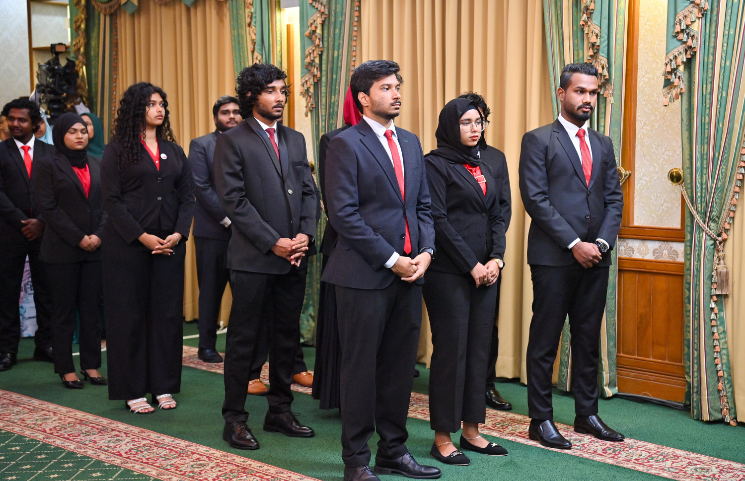 ޒުވާނުންގެ ކަންކަމާ ގުޅޭ ގޮތުން ރައީސް ޑރ. މުއިއްޒަށް ލަފާއަރުވަން އުފެއްދި ކޮމިޓީގެ ބައެއް މެމްބަރުން އިއްޔެ ރައީސް އޮފީހުގައި.---ފޮޓޯ: ރައީސް އޮފީސް