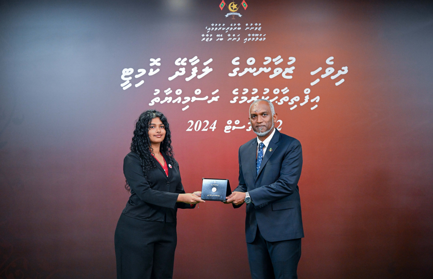 ރައީސް ޑރ. މުހައްމަދު މުއިއްޒަށް ލަފާ އަރުވަން އިފްތިތާހުކުރި ޒުވާނުންގެ ކޮމިޓީގެ މެމްބަރަކާ އެ މަނިކުފާނު މަގާމުގެ ލިޔުން ހަވާލުކޮށްދެއްވަނީ. -- ފޮޓޯ | ރައީސް އޮފީސް