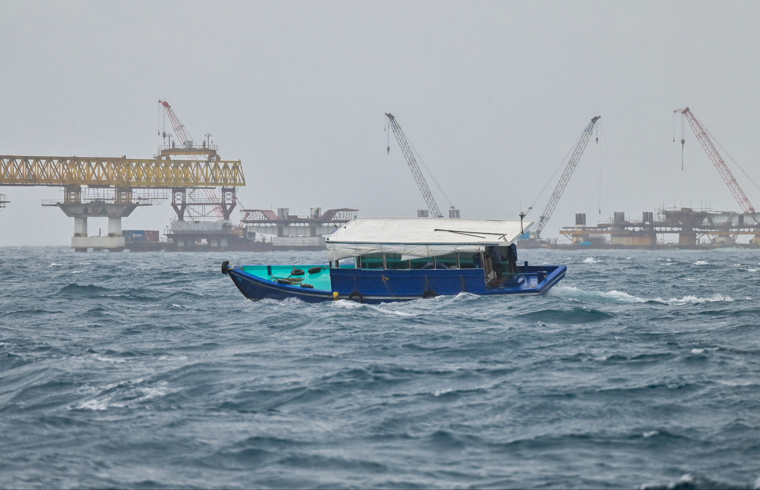 ގަދަ ވިއްސާރައިގައި ދޯންޏެއް ދަތުރުކުރަނީ: ކުރިއަށް އޮތް 24 ގަޑިއިރު ވަރަށް ވައިގަދާނެ.-- ފޮޓޯ: ފަޔާޒް މޫސާ | މިހާރު