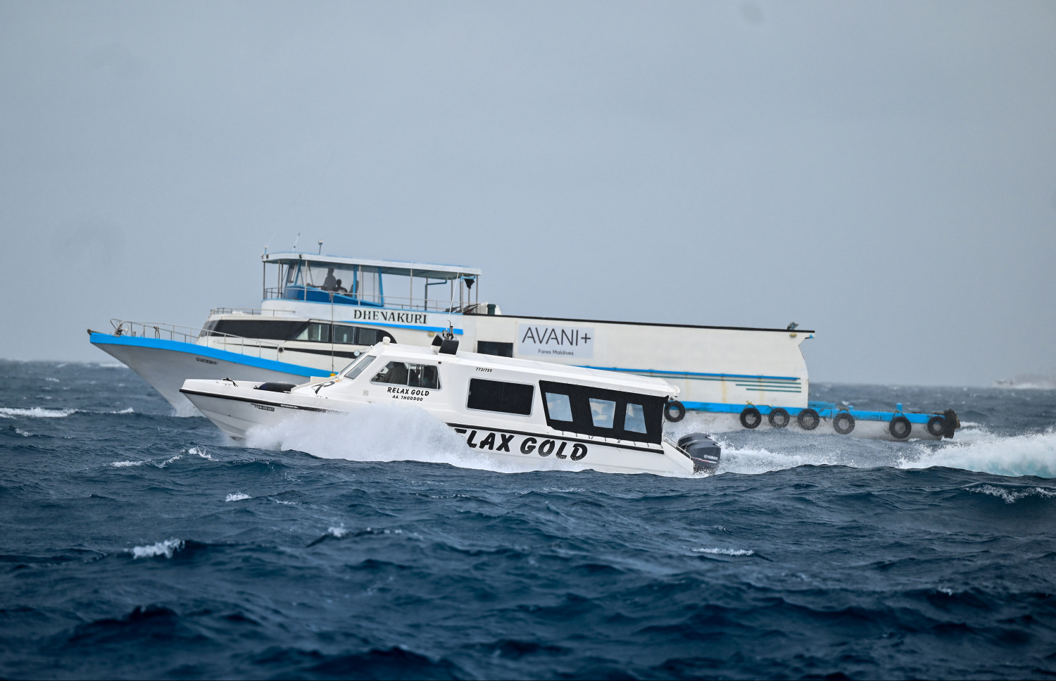 ގަދަ ކަނޑުގައި ލޯންޗަކާއި ދޯންޏެއް ދަތުރުކުރަނީ: ކުރިއަށް އޮތީ މޫސުން ގޯސް ދުވަސްތަކެއް.-- ފޮޓޯ: ފަޔާޒް މޫސާ | މިހާރު