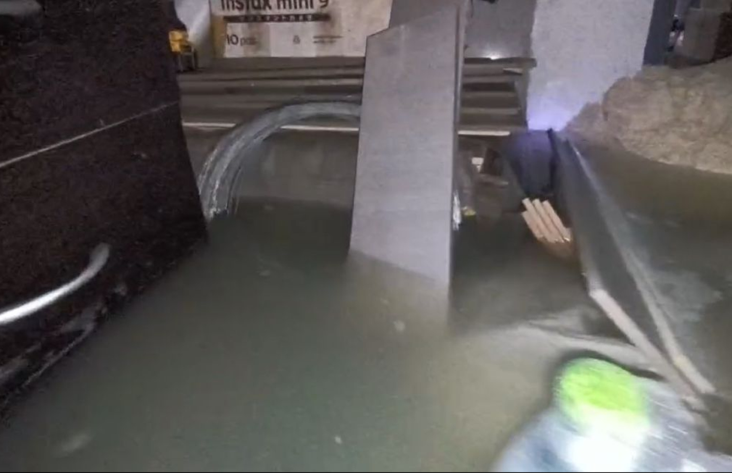 އިހަވަންދޫ ގެއެއްގެ ތެރޭގައި ފެންބޮޑުވެފައި.