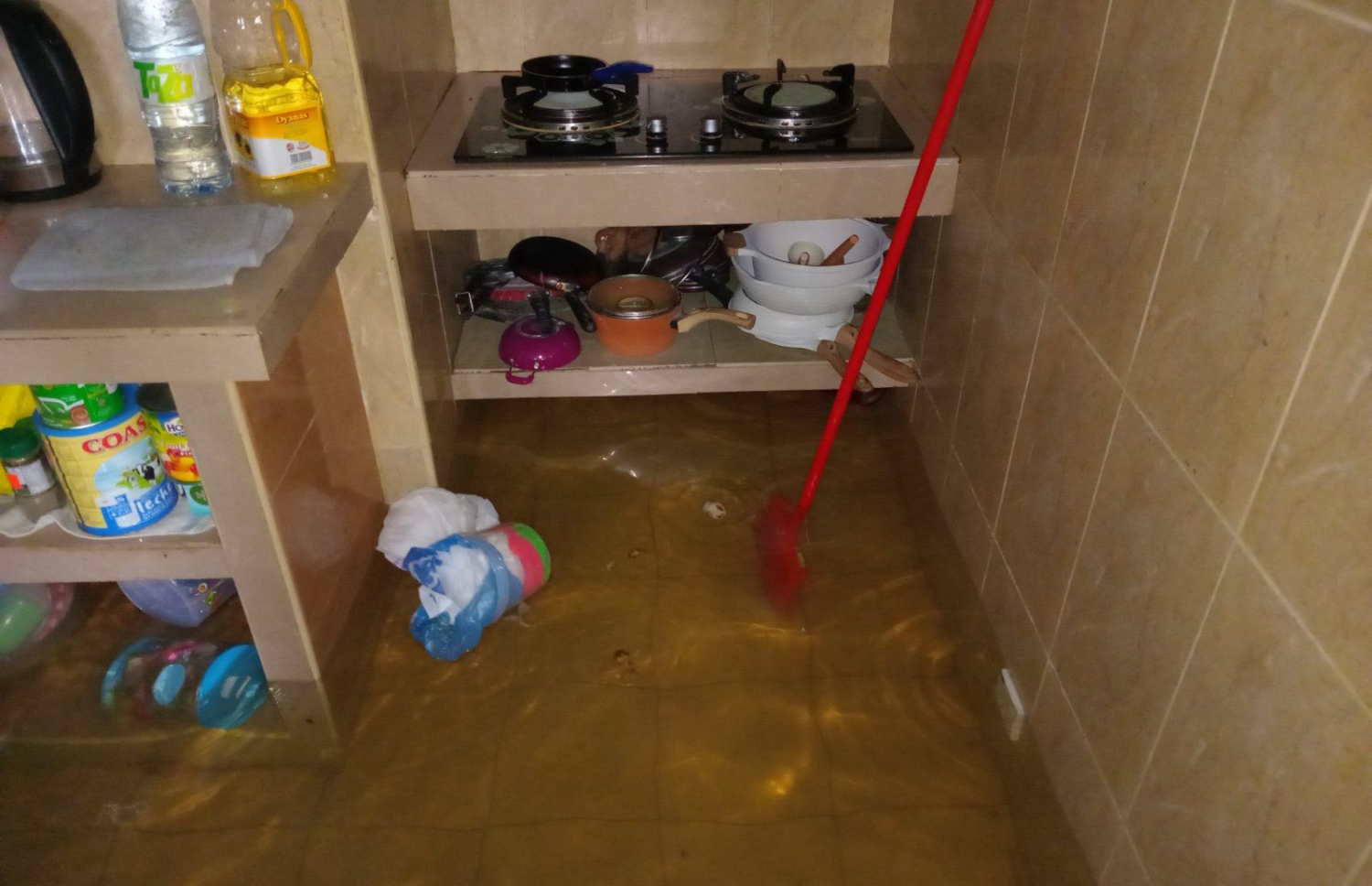 އިހަވަންދޫ ގެއެއްގެ ބަދިގޭގައި ފެންބޮޑުވެފައި.