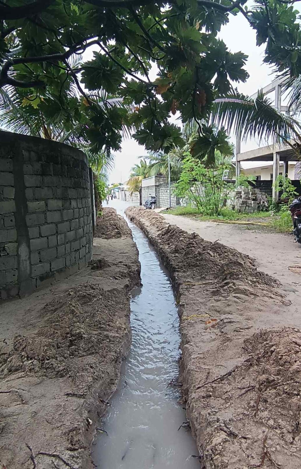 ހއ. އިހަވަންދޫގައި ފެންބޮޑުވެ، ފެން ހިންދުމަށް މަގު ކަނޑާފައި.