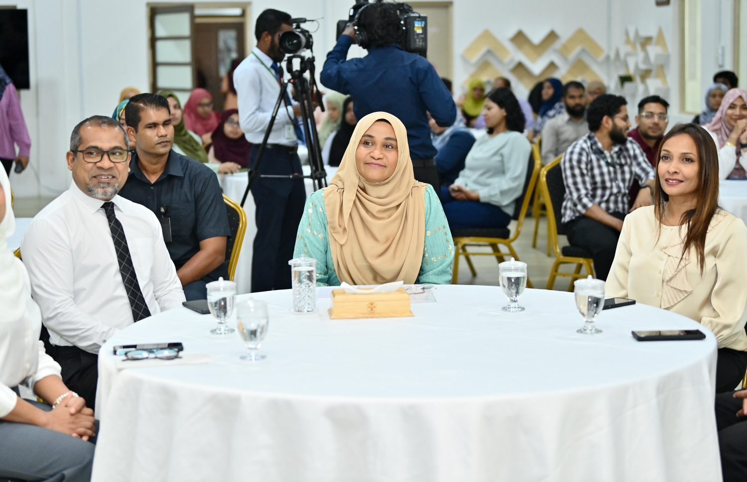 ތެލެސީމިއާގެ މާސްޓަޕްލޭން އެކުލަވާލަން ބާއްވާ މަސައްކަތު ބައްދަލުވުން ހުޅުވުމުގެ ރަސްމިއްޔާތުގައި ފަސްޓް ލޭޑީ ސާޖިދާ މުހައްމަދު ބައިވެރިވެވަޑައިގަންނަވަނީ.--  ފޮޓޯ | ރައީސް އޮފީސް