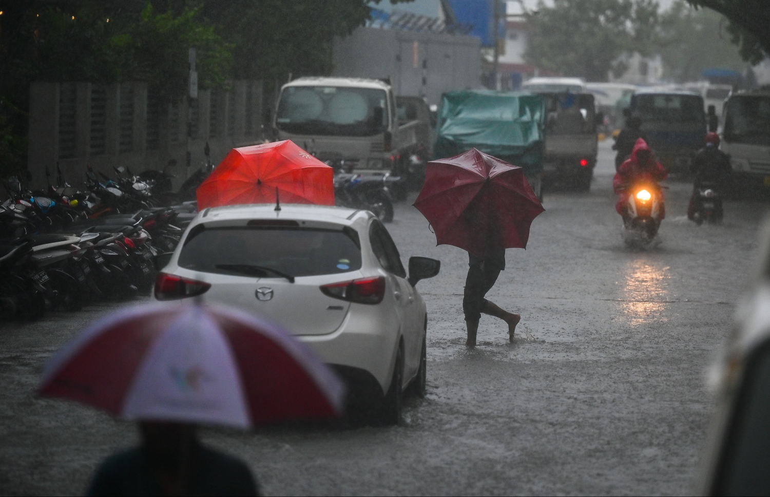 މާލޭގެ މަގެއްގައި ފެންބޮޑުވެފައި: ބޯކޮށް ވާރޭވެހި ފެންބޮޑުވުމުން ބައެއް ގެތަކުން މީހުން ބަދަލުކުރަން ވެސް ޖެހުނު.-- ފޮޓޯ: ފަޔާޒް މޫސާ | މިހާރު