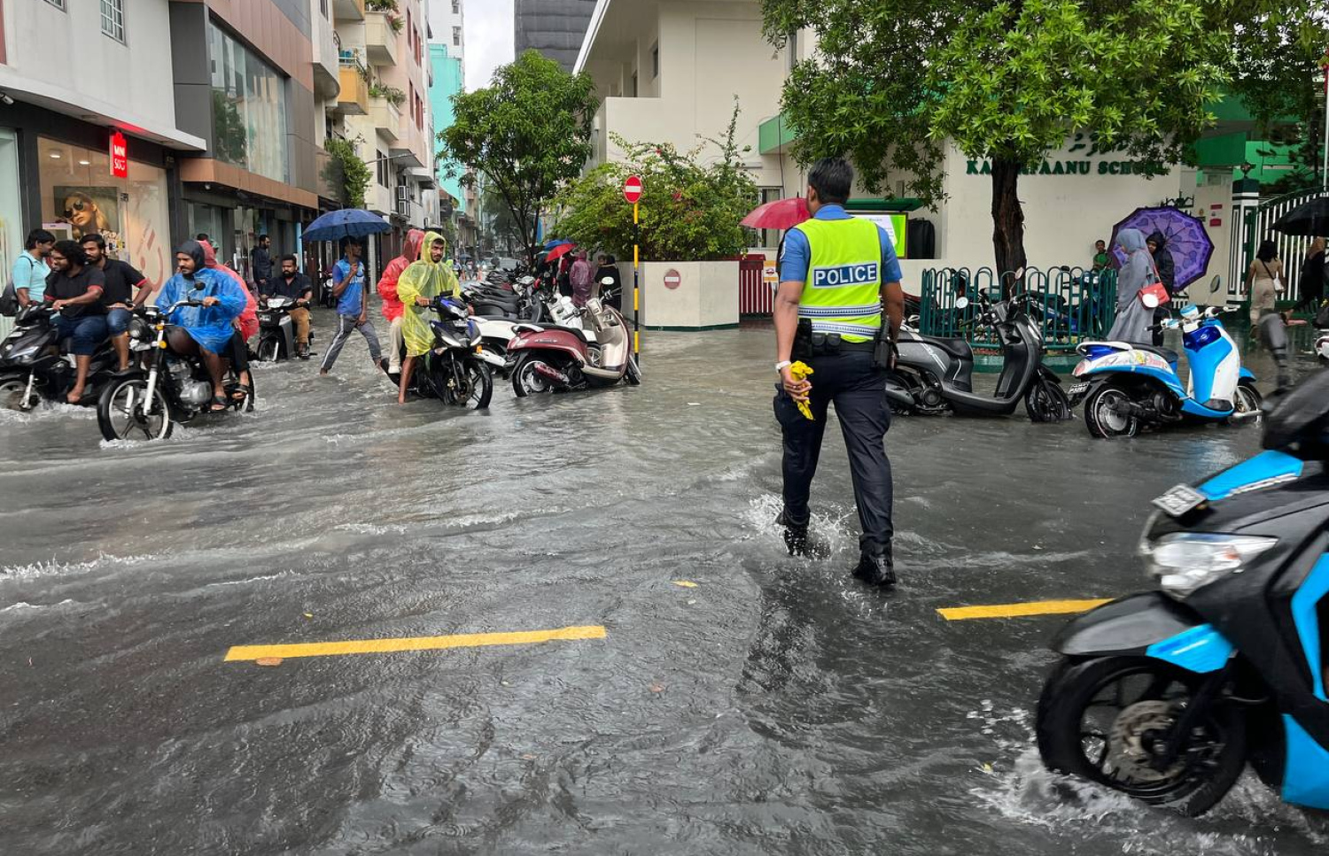 ޓްރެފިކް ޕޮލިހުން ވިއްސާރާގައި މަގުމަތީ ޑިއުޓީގައި.-- ފޮޓޯ: ޕޮލިސް