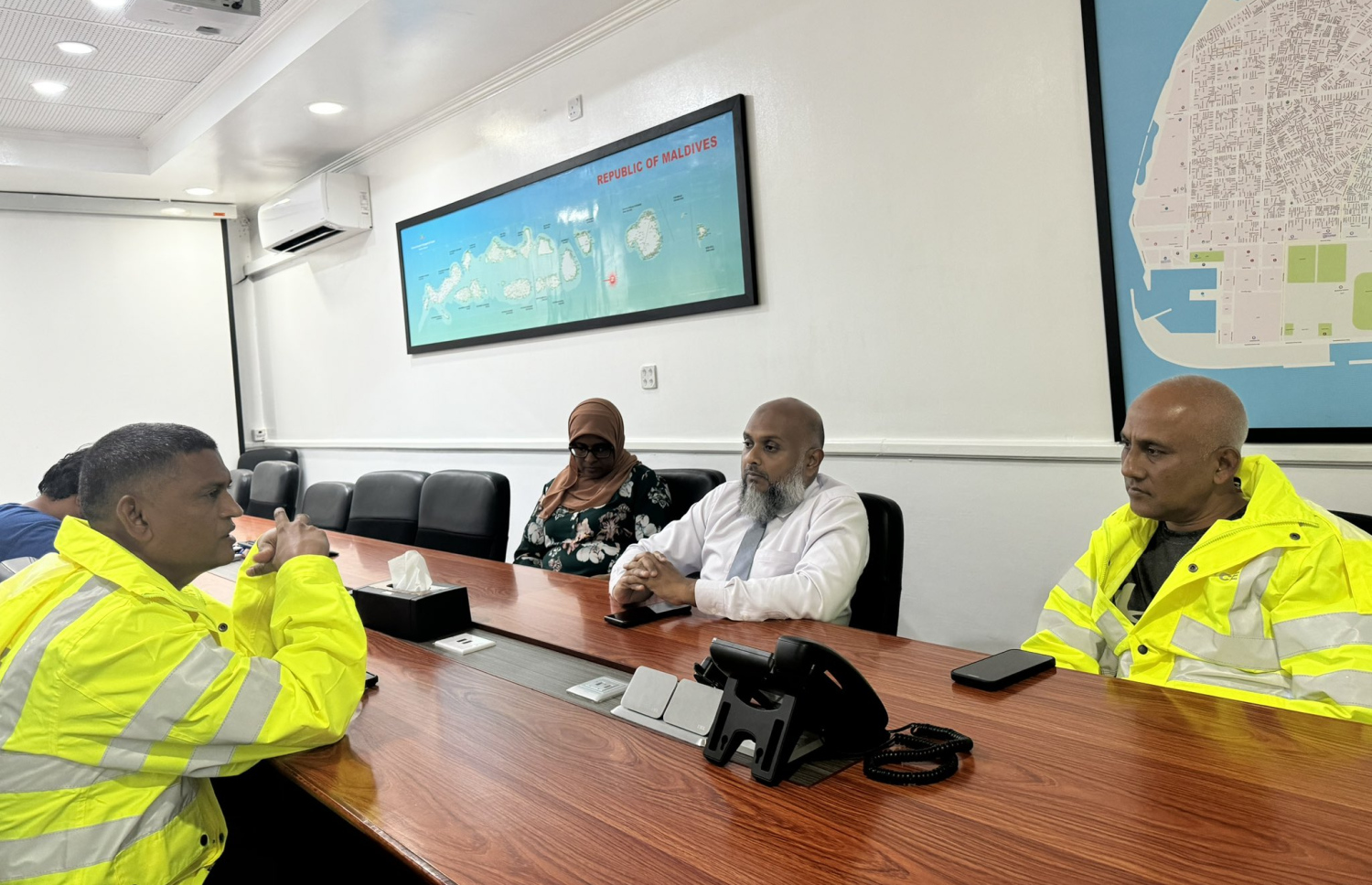 ބޯކޮށް ވާރޭވެހި މާލޭގެ މަގުތަކުގައި ފެންބޮޑުވެފައިވާތީ ރައްޔިތުންގެ ސަލާމަތާއި ރައްކާތެރިކަން ކަށަވަރުކުރުމަށްފުލުހުން ހަރަކާތްތެރިވަނީ.-- ފޮޓޯ: ޕޮލިސް