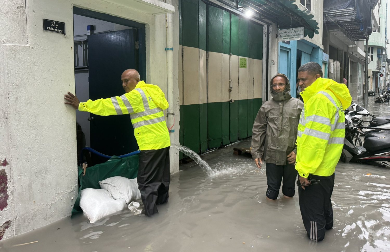 ބޯކޮށް ވާރޭވެހި މާލޭގެ މަގުތަކުގައި ފެންބޮޑުވެފައިވާތީ ރައްޔިތުންގެ ސަލާމަތާއި ރައްކާތެރިކަން ކަށަވަރުކުރުމަށް، މާލޭގެ އެކި ހިސާބުތަކާއި ފުލުހުން ހަރަކާތްތެރިވަނީ.-- ފޮޓޯ: ޕޮލިސް