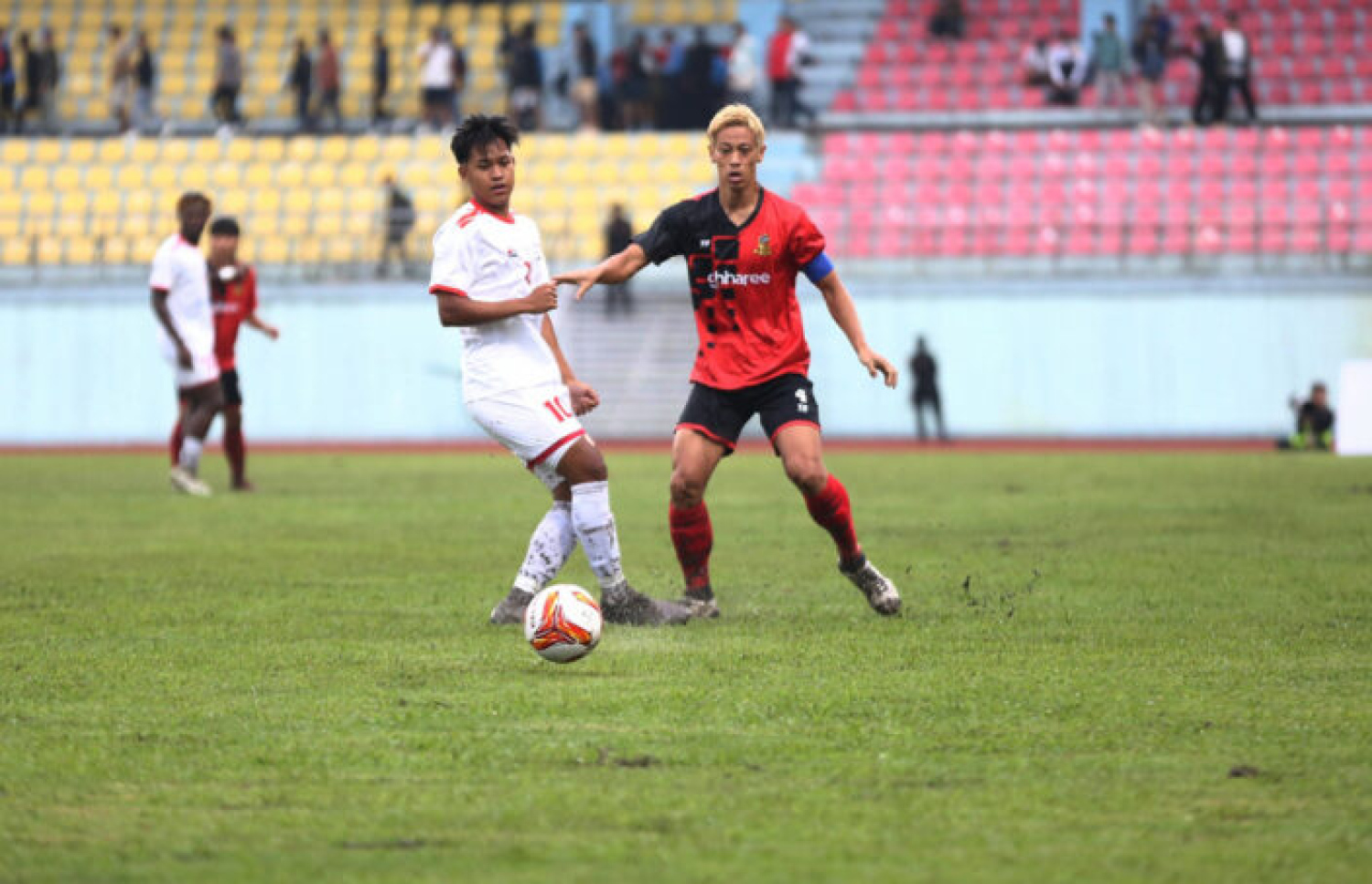 ޗާޗް ބޯއީޒްއާ ދެކޮޅަށް ރޭ ޕަރޯ އެފްސީ ކުޅުނު މެޗުގައި ހޮންޑާ.-- ފޮޓޯ: ހަބަރު ހަބް