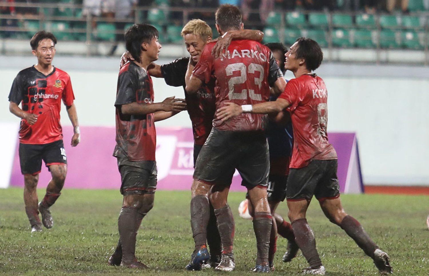 ޕަރޯ އެފްސީން ނަތީޖާ އެއްވަރު ކުރި ގޯލަށް ފަހު ހޮންޑާ (ވ-2) ކުޅުންތެރިންނާ އެކު އުފާފާޅުކުރަނީ.-- ފޮޓޯ: ކުއެންސެލް އޮންލައިން