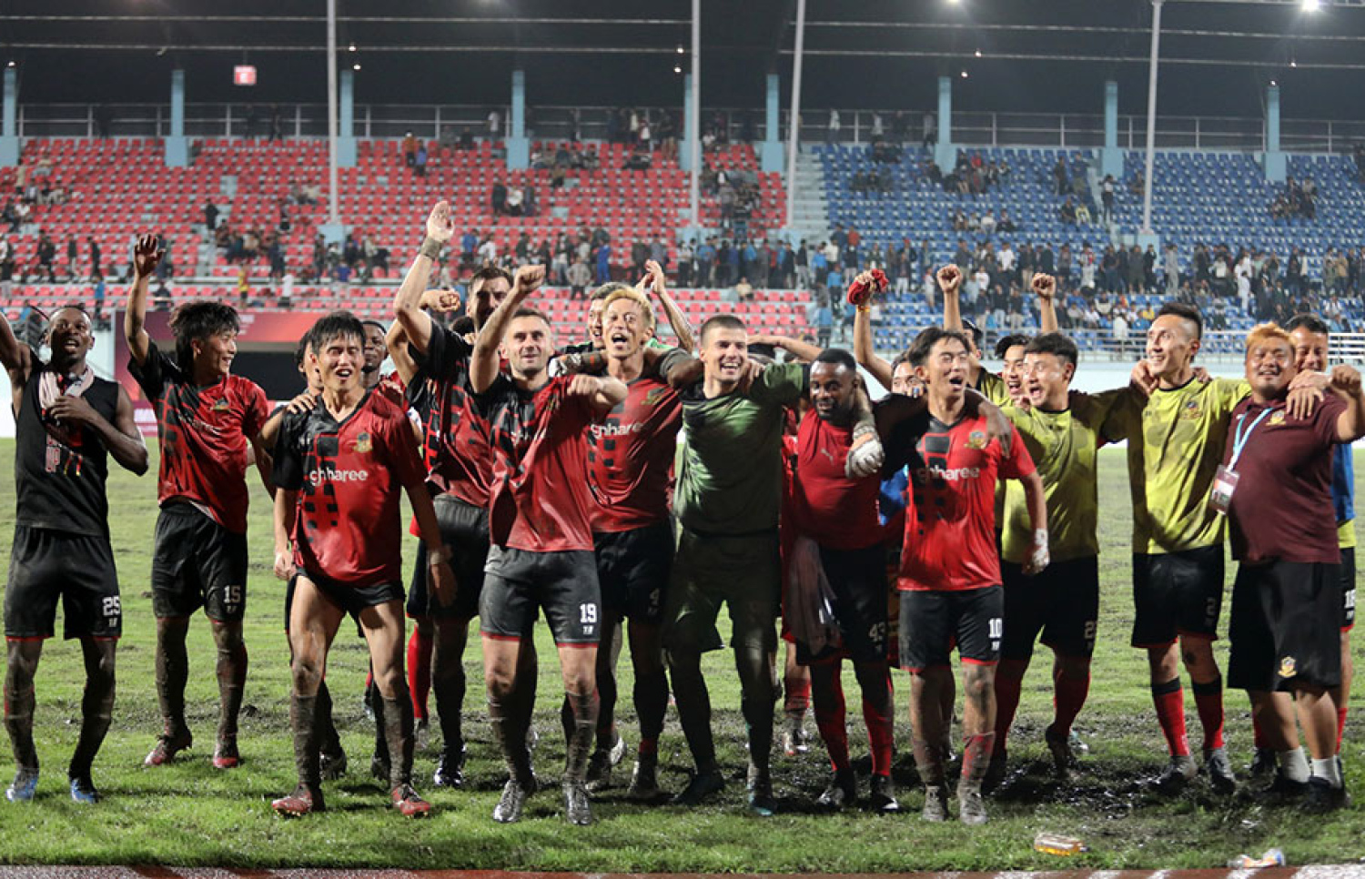 މެޗަށް ފަހު ހޮންޑާ، ޕަރޯ އެފްސީ ކުޅުންތެރިންނާ އެކު އުފާފާލުކުރަނީ.-- ފޮޓޯ: ކުއެންސެލް އޮންލައިން