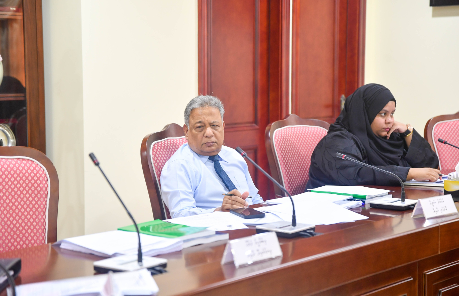 ވަޒީފާއާ ބެހޭ ގާނޫނަށް ގެންނަ އިސްލާހު ދިރާސާކުރުމަށް އިއްޔެ ސަލާމަތީ ހިދުމަތްތަކާ ބެހޭ ކޮމިޓީން ކުރިއަށް ދިޔަ ބައްދަލުވުމުގައި ކޮމިޓީގެ މުގައްރިރު ސަލީމް -- ފޮޓޯ: މަޖިލިސް