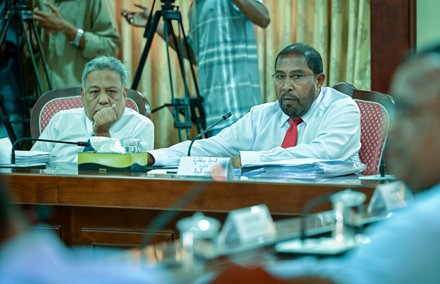 މާމިގިލީ ދާއިރާގެ މެމްބަރު ގާސިމާއި އޭދަފުށީ ދާއިރާގެ މެމްބަރު ސަލީމް ކޮމިޓީގެ ބައްދަލުވުމެއްގައި.