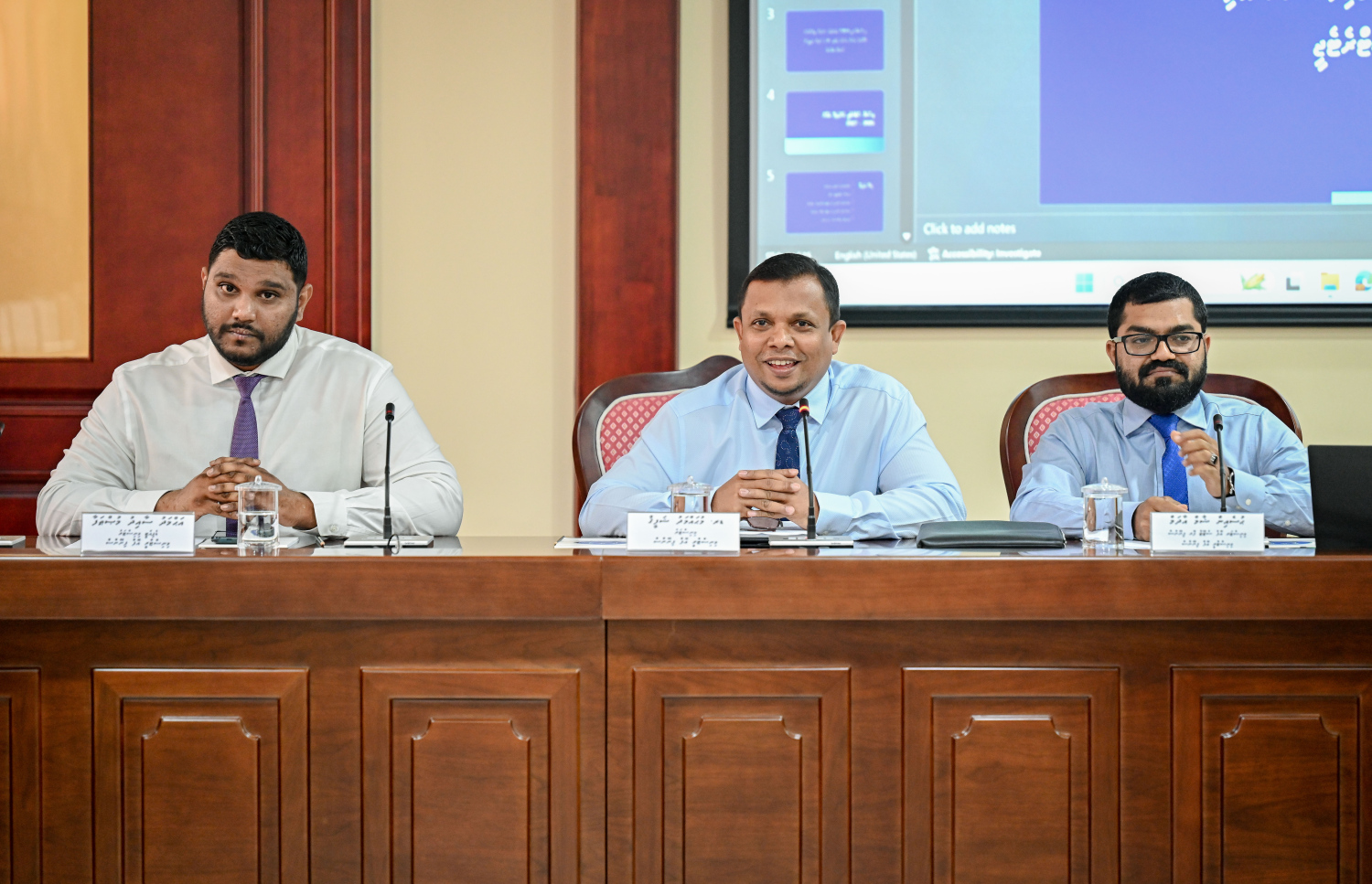 މިއަދު ބޭއްވި މާލިއްޔަތު ކޮމިޓީގެ ބައްދަލުވުމުގައި ފިނޭންސް މިނިސްޓަރު ޑރ. މުހައްމަދު ޝަފީގް އާއި މިނިސްޓްރީގެ އިސްވެރިން.-- ފޮޓޯ: ނިޝާން އަލީ | މިހާރު