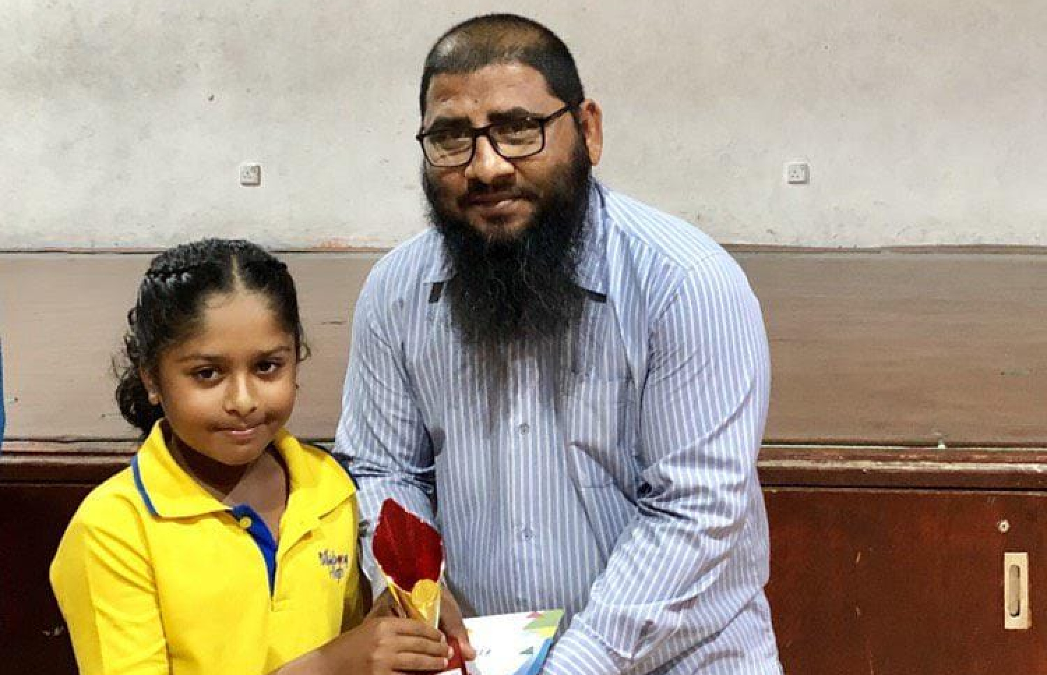 ބިލަބޮންގް ސްކޫލުގައި އުޅުނުއިރު ބައިވެރިވި ގުރުއާން މުބާރާތަކުން ވަނަ ލިބުމުން، ލިބުނު ޓްރޮފީ އެ ސްކޫލުގެ ޓީޗަރަކު ނަބާއަށް ހަވާލުކޮށްދެނީ.--