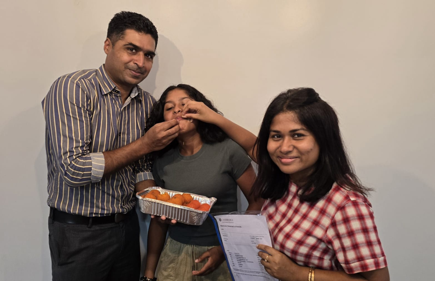 ނަބާ އޭނާގެ މަންމަ އާއި ބައްޕައާއެކު.--