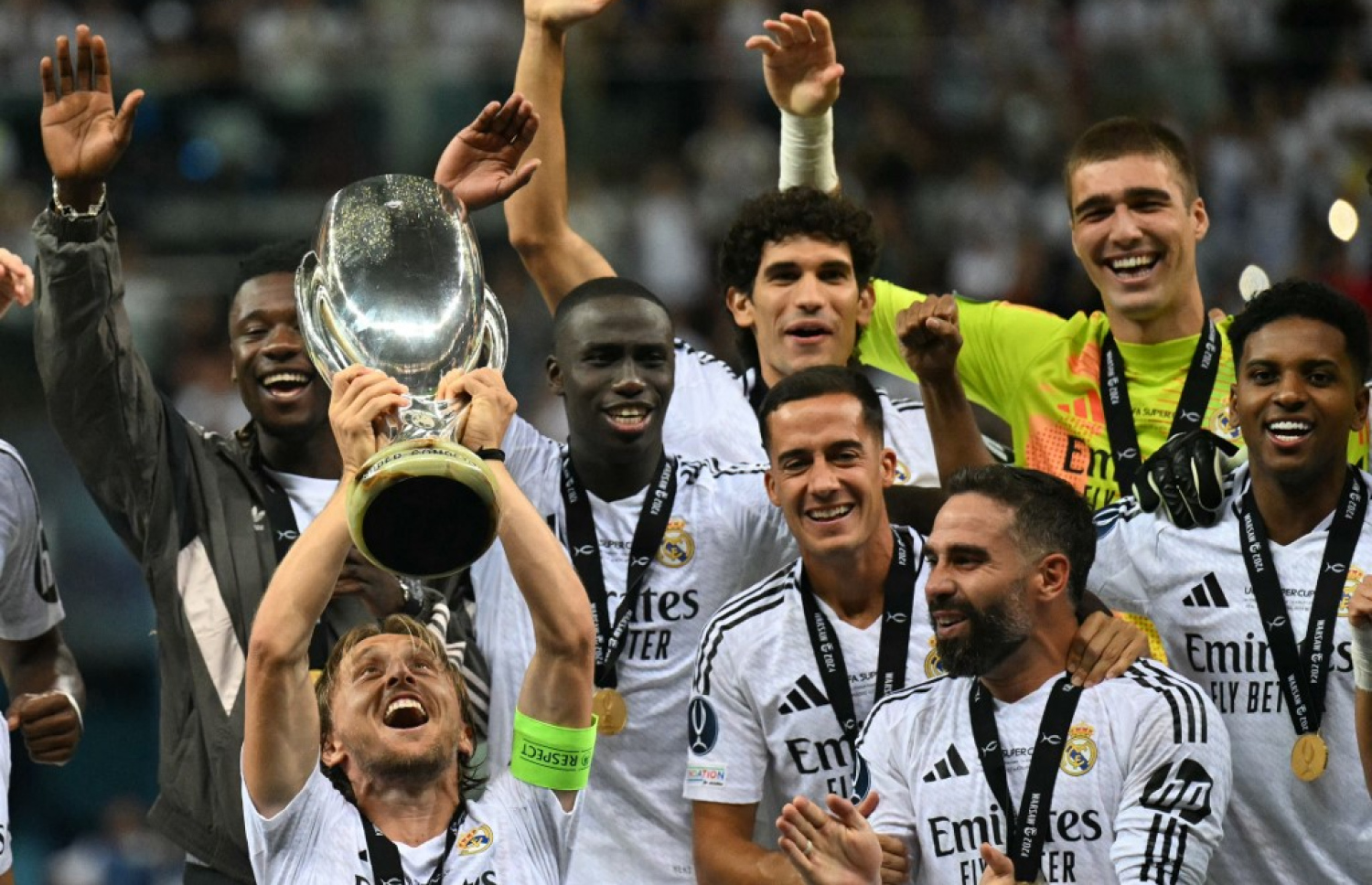 މެޕްޓަން މޮޑްރިކް ތަށި އުފުލާލަނީ.-- ފޮޓޯ: އޭއެފްޕީ