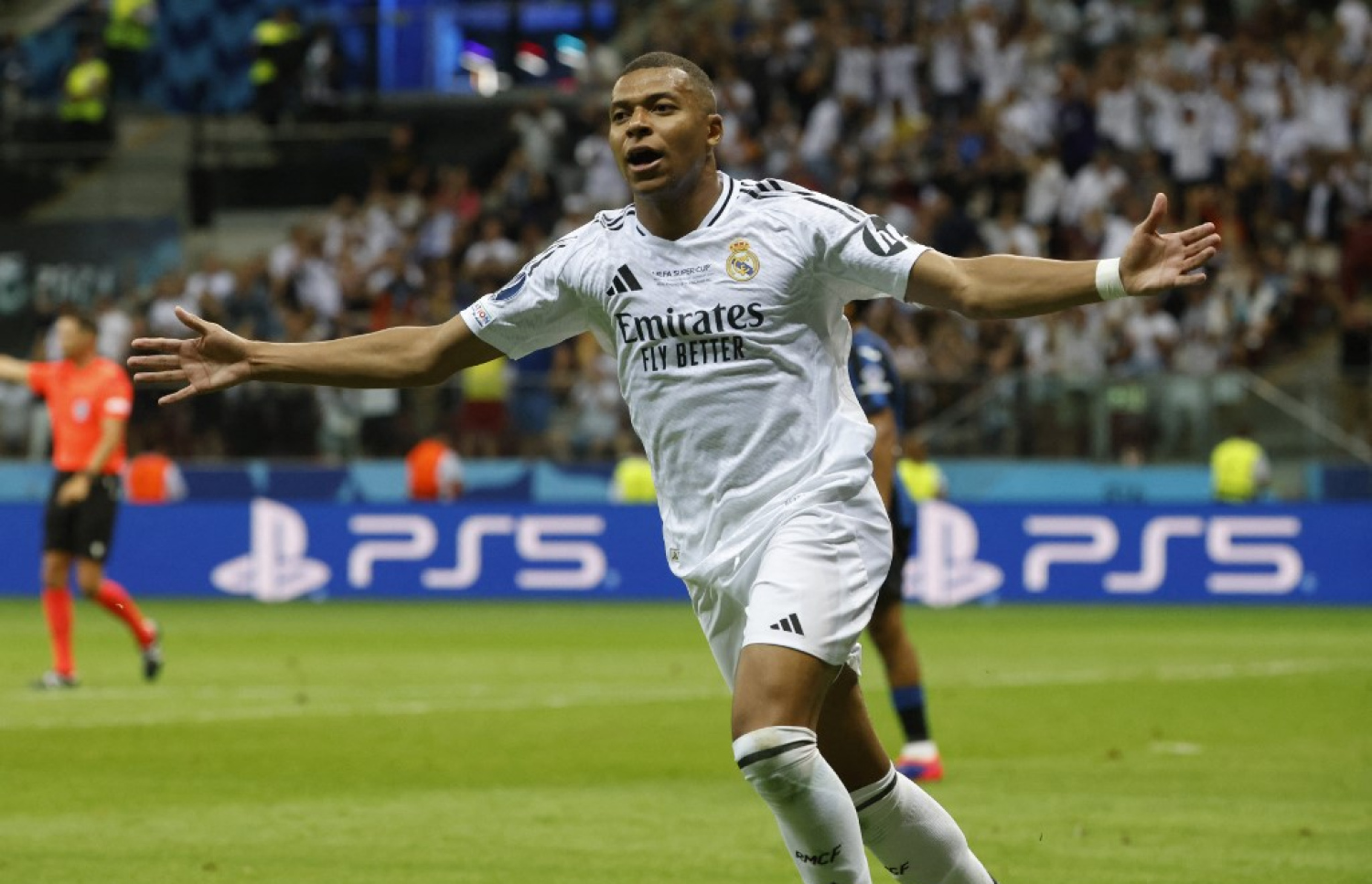 އެމްބާޕޭ ރެއާލަށް ގޯލު ޖަހައިދިނުމަށް ފަހު އުފާފާޅު ކުރަނީ.-- ފޮޓޯ: އޭއެފްޕީ