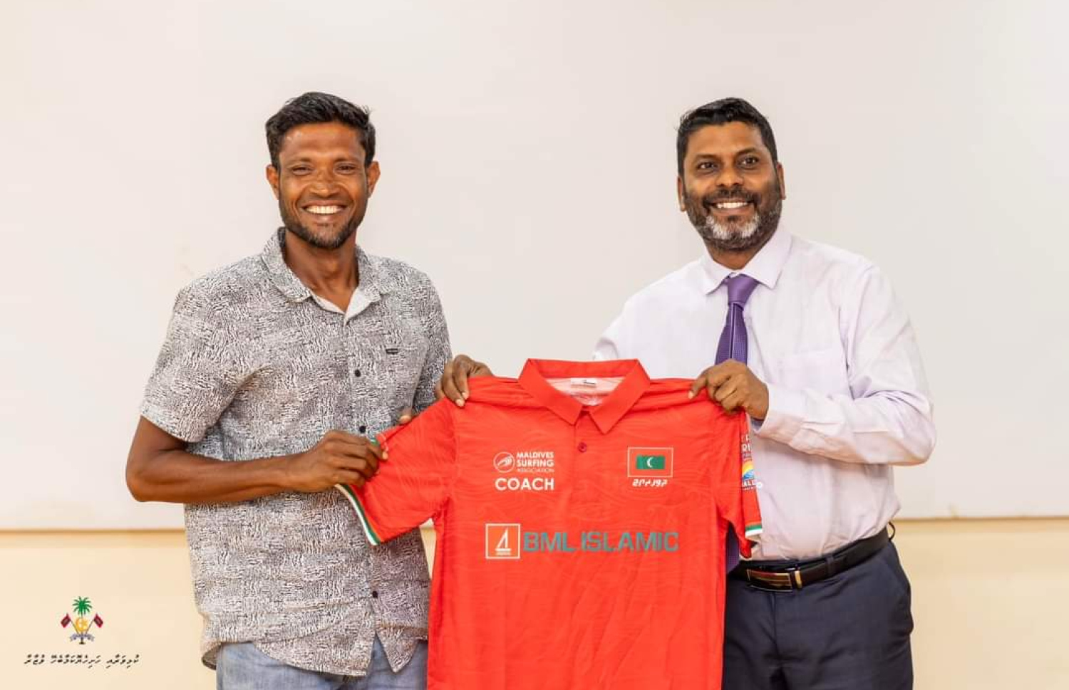 ރާއްޖޭގެ ޓީމުގެ ކޯޗު އިބޫ އަށް، ކުޅިވަރާބެހޭ ވަޒީރު، ޖާޒީ ހަވާލު ކުރަނީ.-- ފޮޓޯ: ކުޅިވަރު މިނިސްޓްރީ