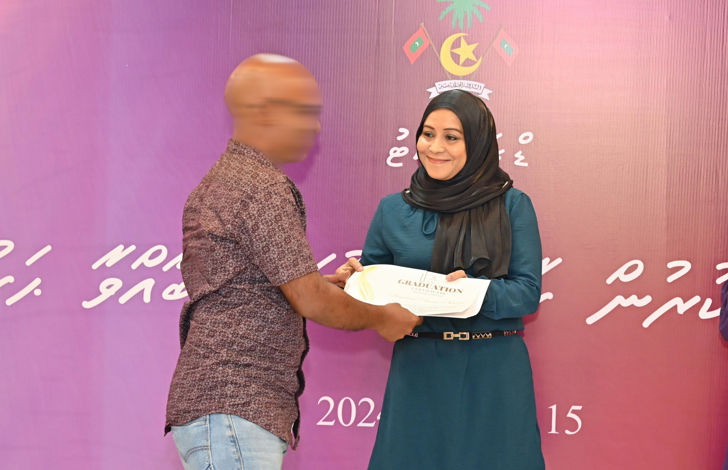 ފަރުވާ ނިންމި މީހަކަށް ހަނދާނީ ލިޔުން ހަވާލު ކުރަނީ - ފޮޓޯ: ނިޝާން އަލީ / މިހާރު