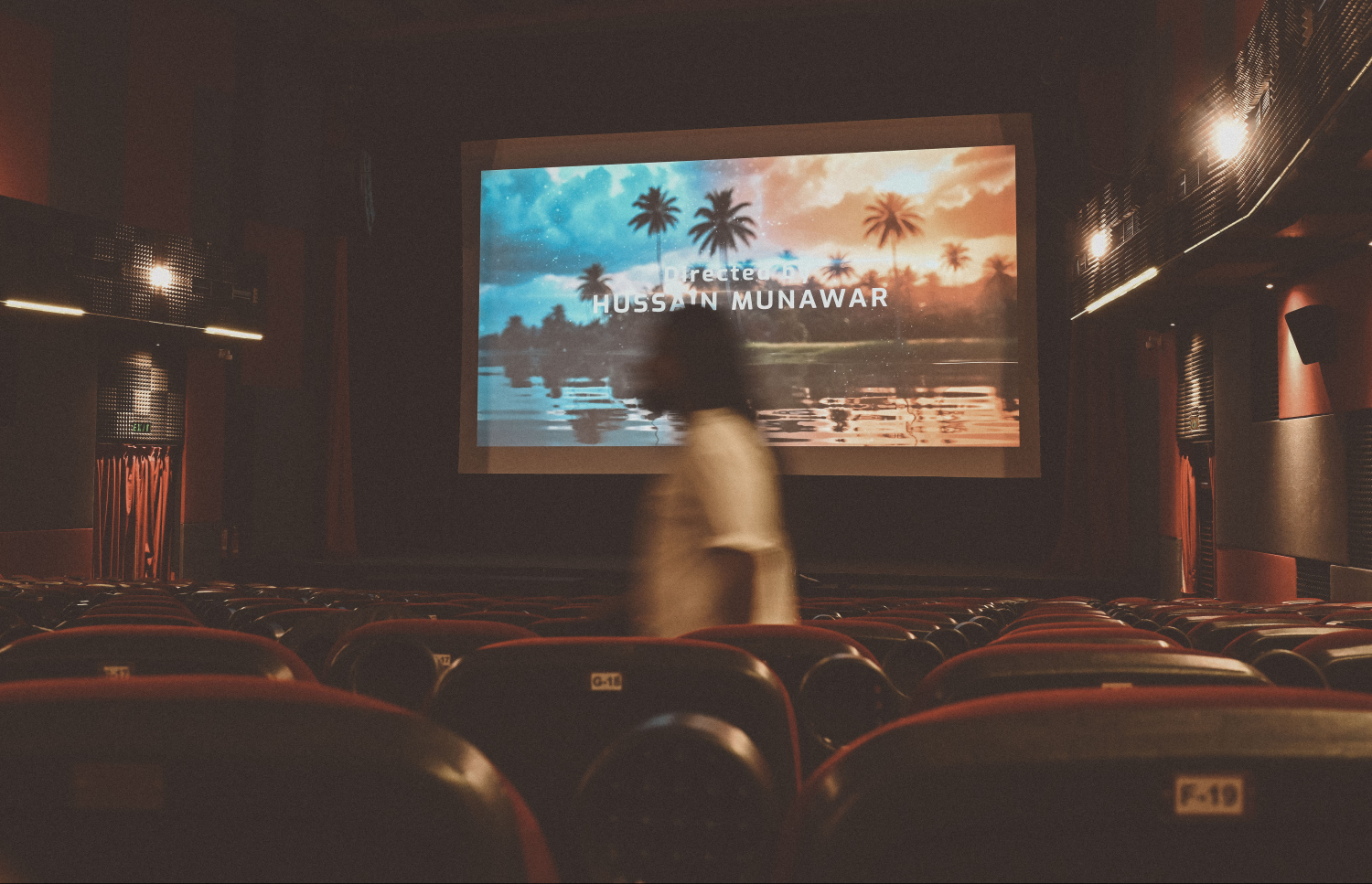 ހުސެން މުނައްވަރު ބުނަނީ އޭނާގެ ފިލްމު ވެގެން ދާނީ ދިވެހި ފިލްމު ބަލާ މީހުންނަށް އައު އިހުސާސްތަކެއް ކުރުވާނެ ފިލްމަކަށް ކަމަށް.  -- ފޮޓޯ: ފަޔާޒު މޫސާ | މިހާރު