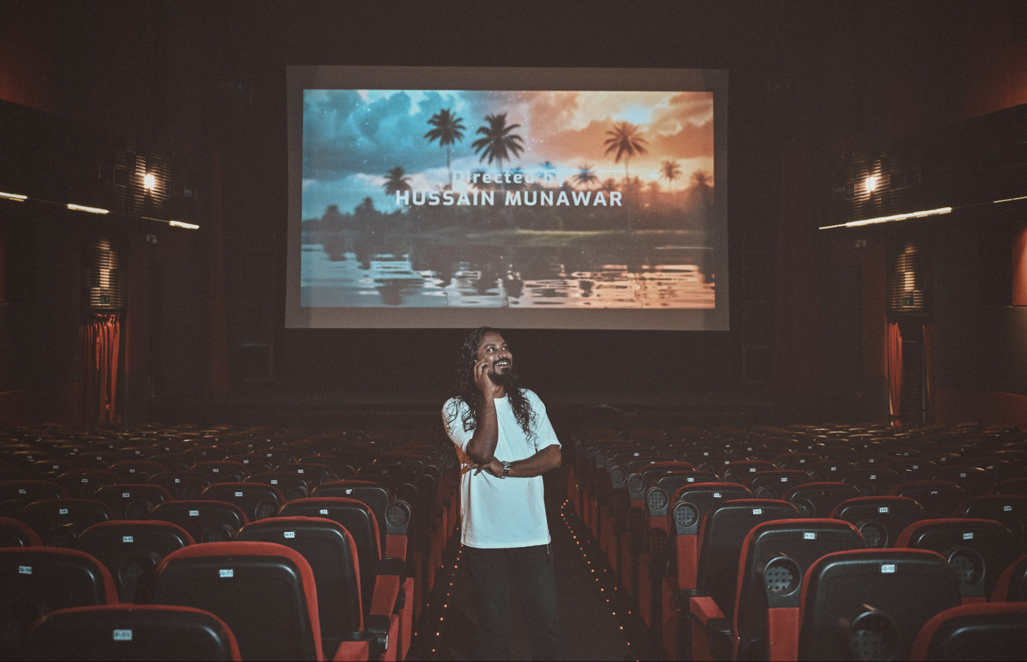 އެންމެ މުހިންމީ ހުސެން އައި ފޯނު ކޯލުތައް އަދި އޭނާ ދިން ޖަވާބުތައް: އުމުރުން 36 އަހަރުގައި އޭނާ އެހެރީ ހަތަރު ވަނަ ޑައިރެކްޝަން ބެލުންތެރިންނަށް ގެނެސްދޭން ތައްޔާރުވެގެން.  -- ފޮޓޯ: ފަޔާޒު މޫސާ | މިހާރު