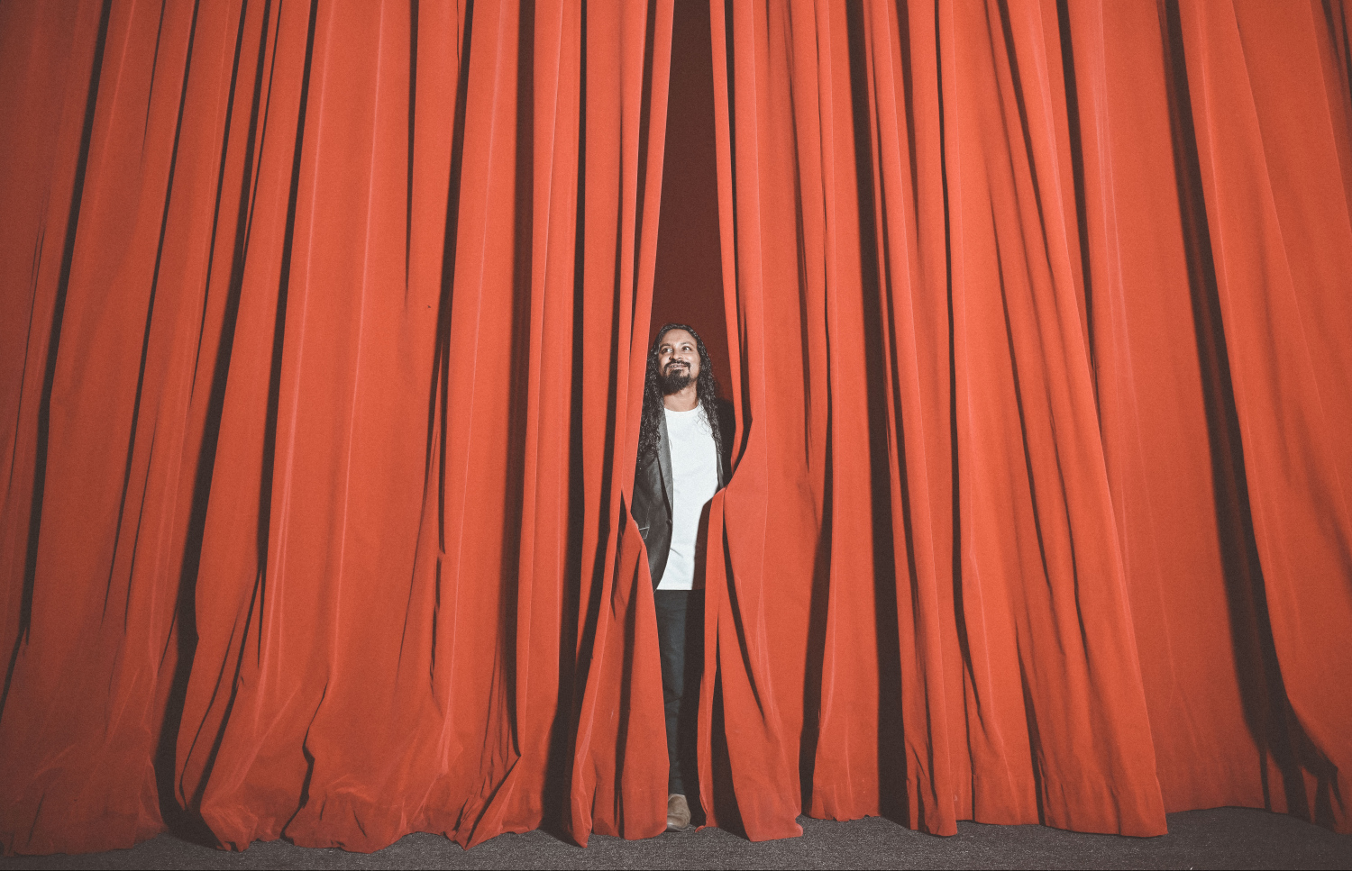 ހުސެން މުނައްވަރު މިހާރު ދަނީ އޭނާގެ އާ ފިލްމު ކަމަނާގެ ރެޑް ކާޕެޓަށް ތައްޔާރުވަމުން. -- ފޮޓޯ: ފަޔާޒު މޫސާ | މިހާރު