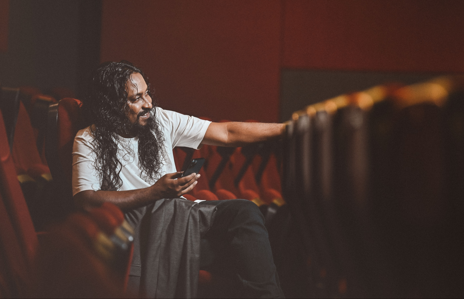 ހުސެން މުނައްވަރަކީ އޭނާގެ ކިބައިގައިވީ ވާހަކަ ކިޔައިދިނުމުގެ ހުނަރު ބޮޑު ސްކްރީނުގައި ވެސް ސާބިތުކޮށްދެމުން އަންނަ ފަންނުވެރިއެއް. -- ފޮޓޯ: ފަޔާޒު މޫސާ | މިހާރު