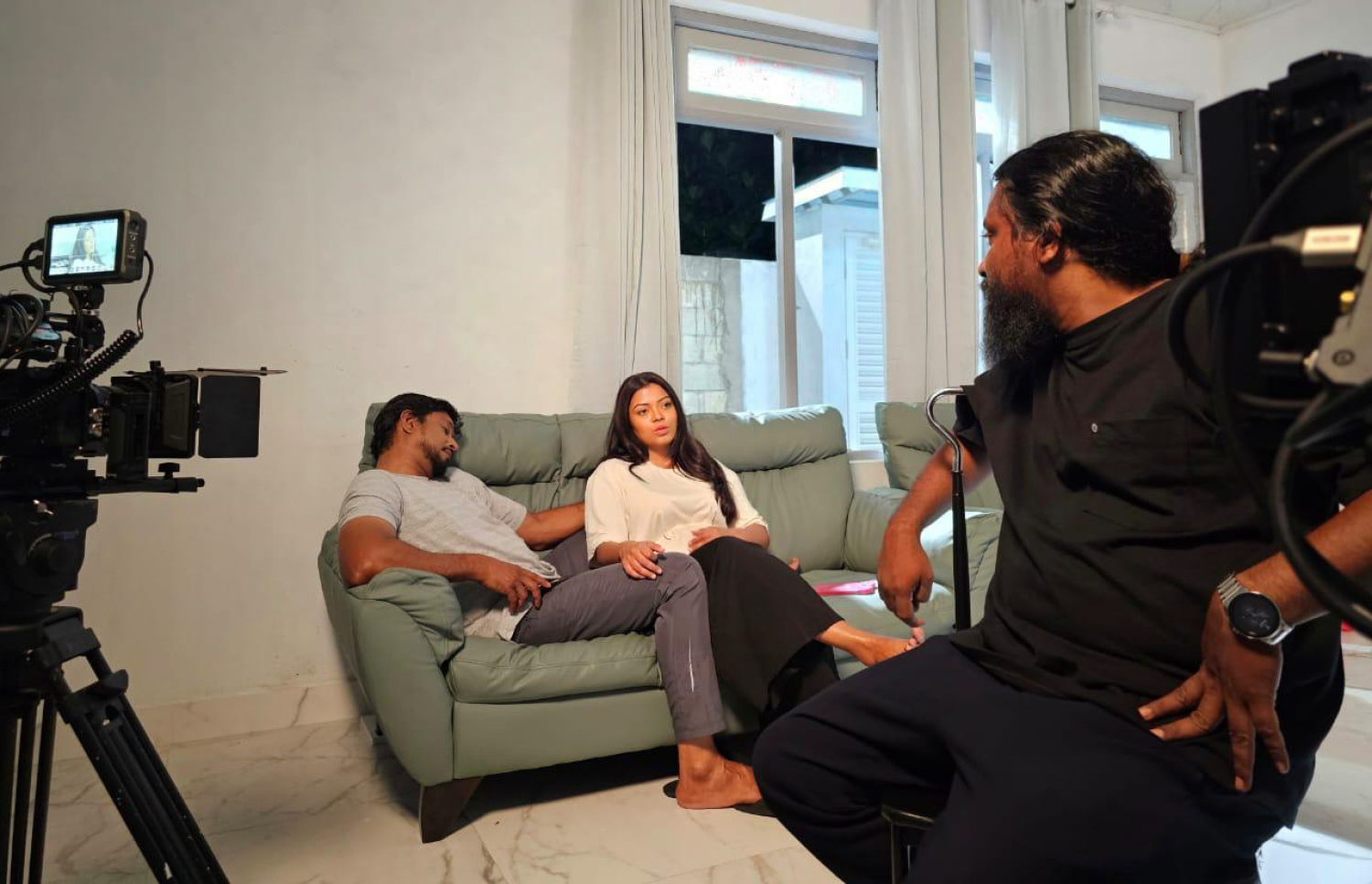 ފިލްމުގެ ސެޓުގައި ޑައިރެކްޓަރު ހުސެން މުނައްވަރު (ކ) އައްޒަ އާއި އެކްޓަރު ޔޫސުފް ޝަފީއު އަށް އިރުޝާދު ދެނީ. -- ފޮޓޯ: ސެޓާން ސްޓޫޑިއޯ