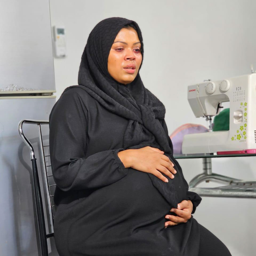 ފިލްމު 'ކަމަނާ' ގެ ސެޓުގައި އައްޒަ: މި ފިލްމުގައި އޭނާ ކުޅެފައި ވަނީ އަސްލު ދިރިއުޅުމުގައި އަނިޔާ ލިބުނު އަންހެނެއްގެ ރޯލު. --ފޮޓޯ: ސެޓާން ސްޓޫޑިއޯ