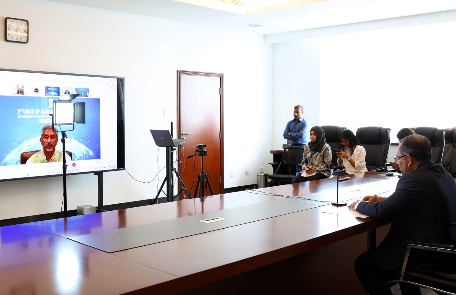 ތިންވަނަ ވޮއިސް އޮފް ގްލޯބަލް ސައުތު ސަމިޓްގެ ހާރިޖީ ވަޒީރުންގެ ބައްދަލުވުމުގައި މިނިސްޓަރ ޒަމީރު ތަގުރީރުކުރައްވަނީ. --ފޮޓޯ: ފޮރިން މިނިސްޓްރީ