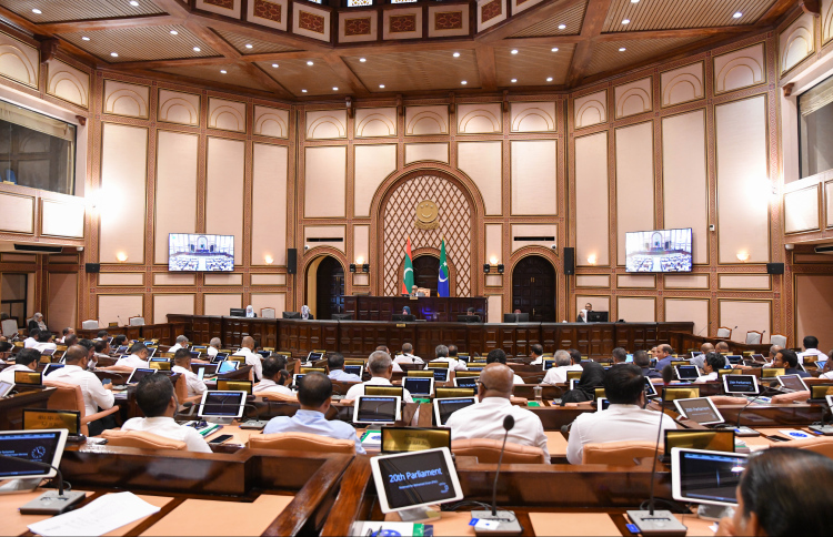 މަޖިލީހުގެ ރައީސާއި މިނިސްޓަރުން އަދި ކައުންސިލަރުންގެ މުސާރަ ބޮޑުކުރަން ކޮމިޓީން ފާސްކޮށްފި